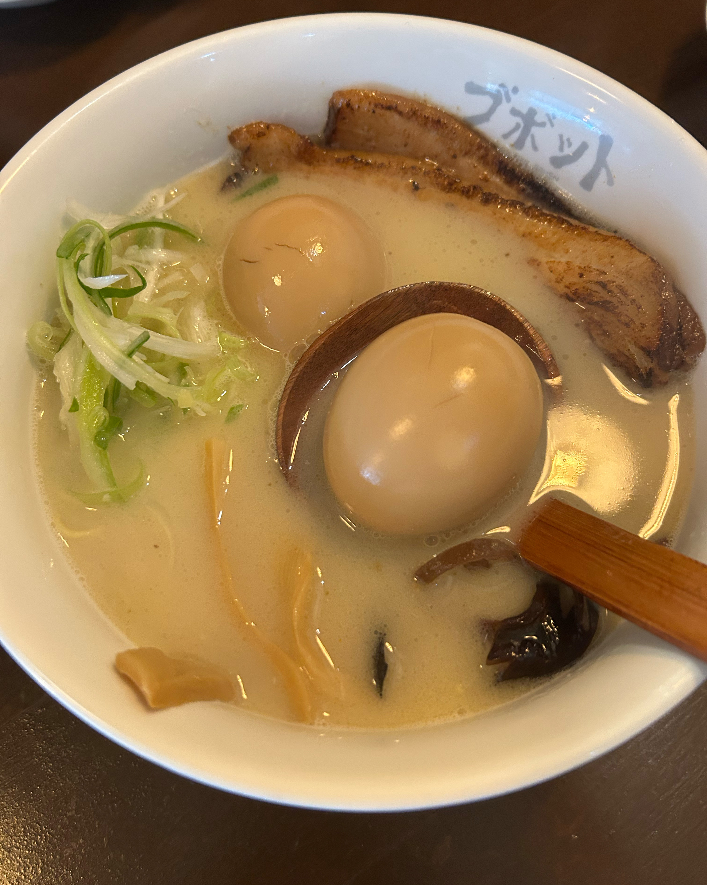 진한 닭육수의 깊은 맛이 인상적인 토리파이탄은 부드럽고 고소한 풍미가 일품이었고, 토리카라