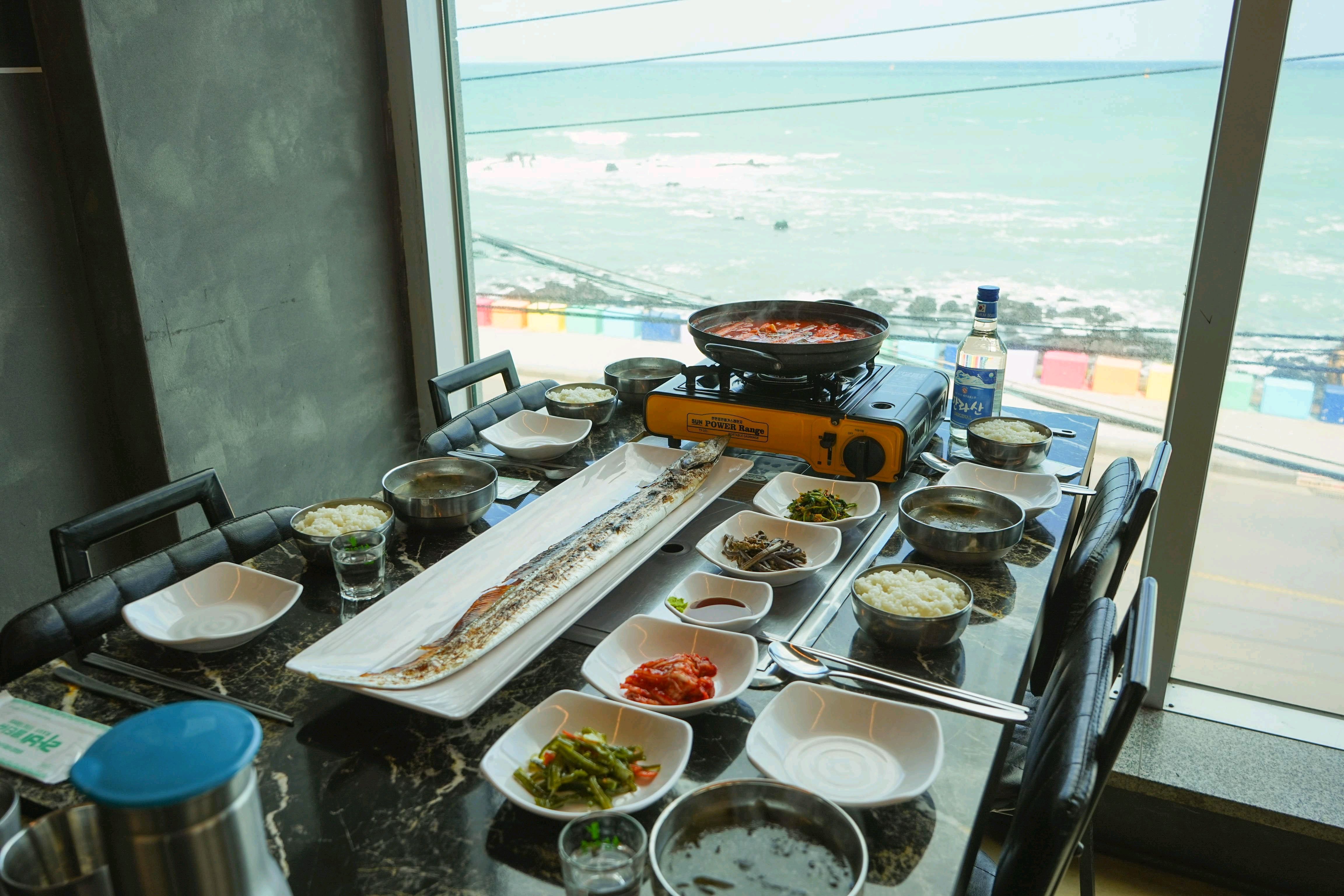 자리에 앉아서 보는 뷰가 너무 예쁘고 음식도 훌륭해서 분위기와 맛 두 가지를 다 잡았어요.