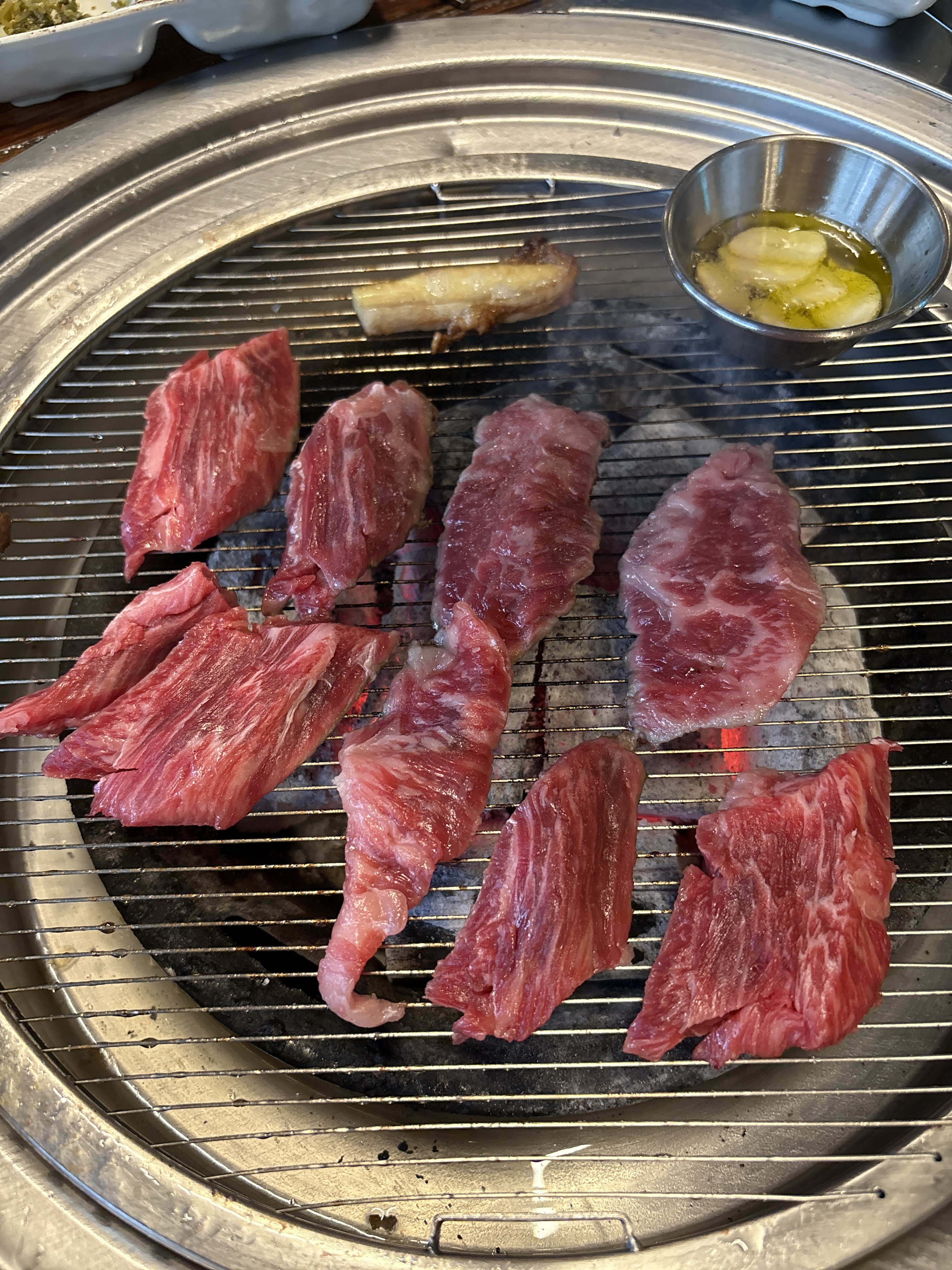 분위기가 사진으로 봤던 것보다 훨씬 좋고 무엇보다 고기 질이 너무 좋아요...🫶🏻 꽃등심