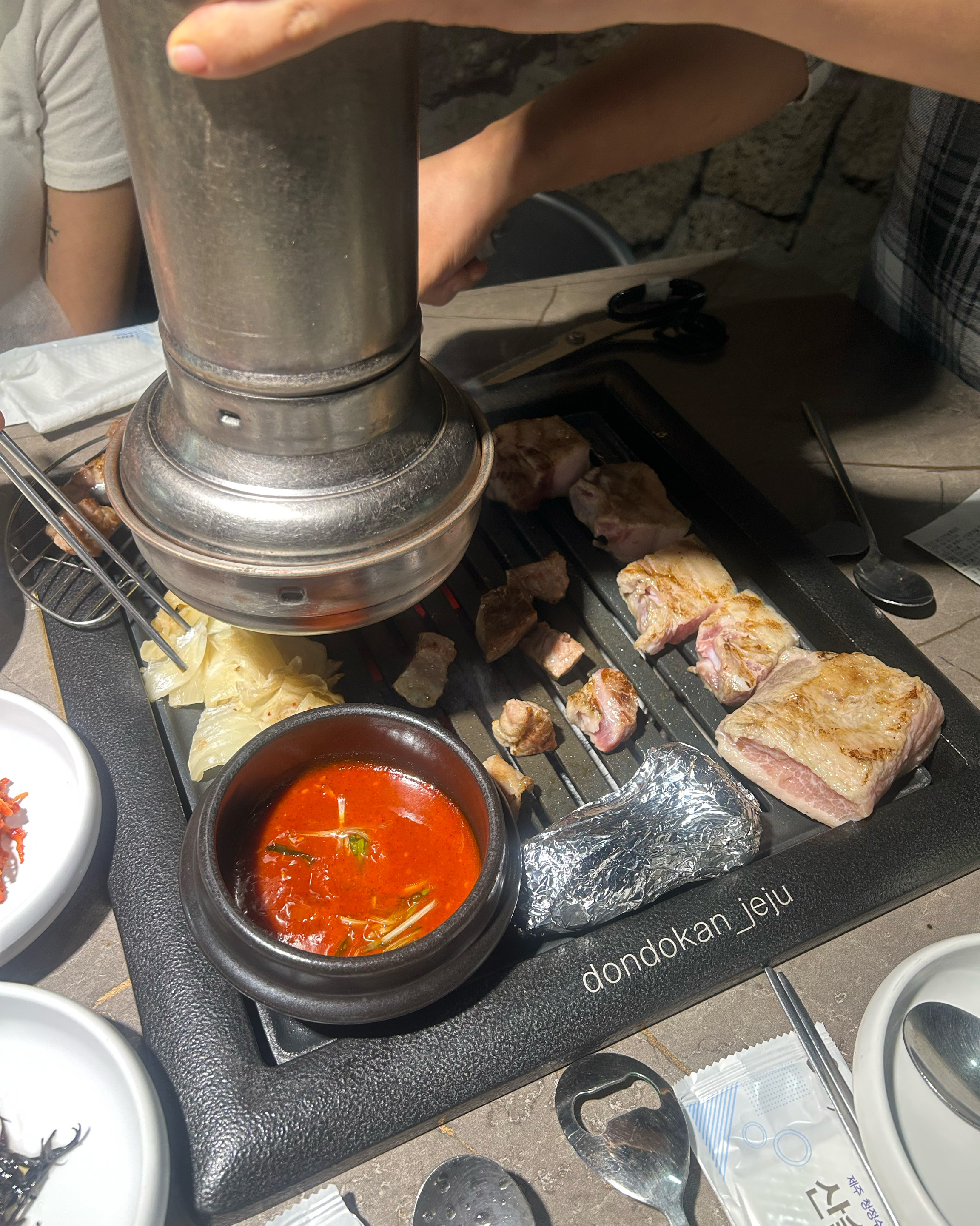 고기도 직접 구워주시는데 설명해 주신 대로 소스에 고기 찍어 먹으니 너무 맛있었어요 - 제주 맛집 돈도칸 연동흑돼지