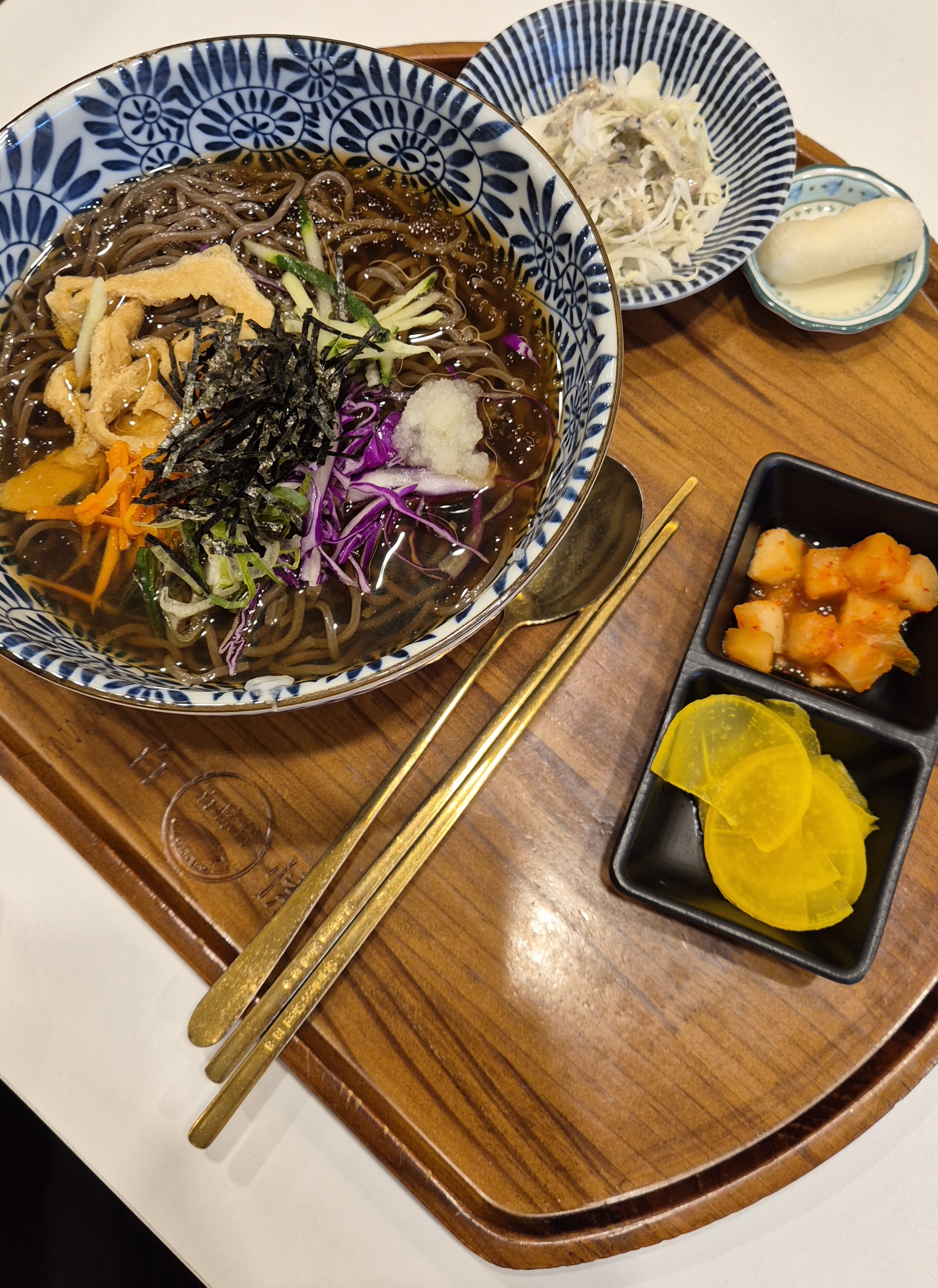 냉소바 너무 시원하고 아이와 같이 먹기 너무 좋아요^^ 음식도 빨리 나오고 맛있고, 직원