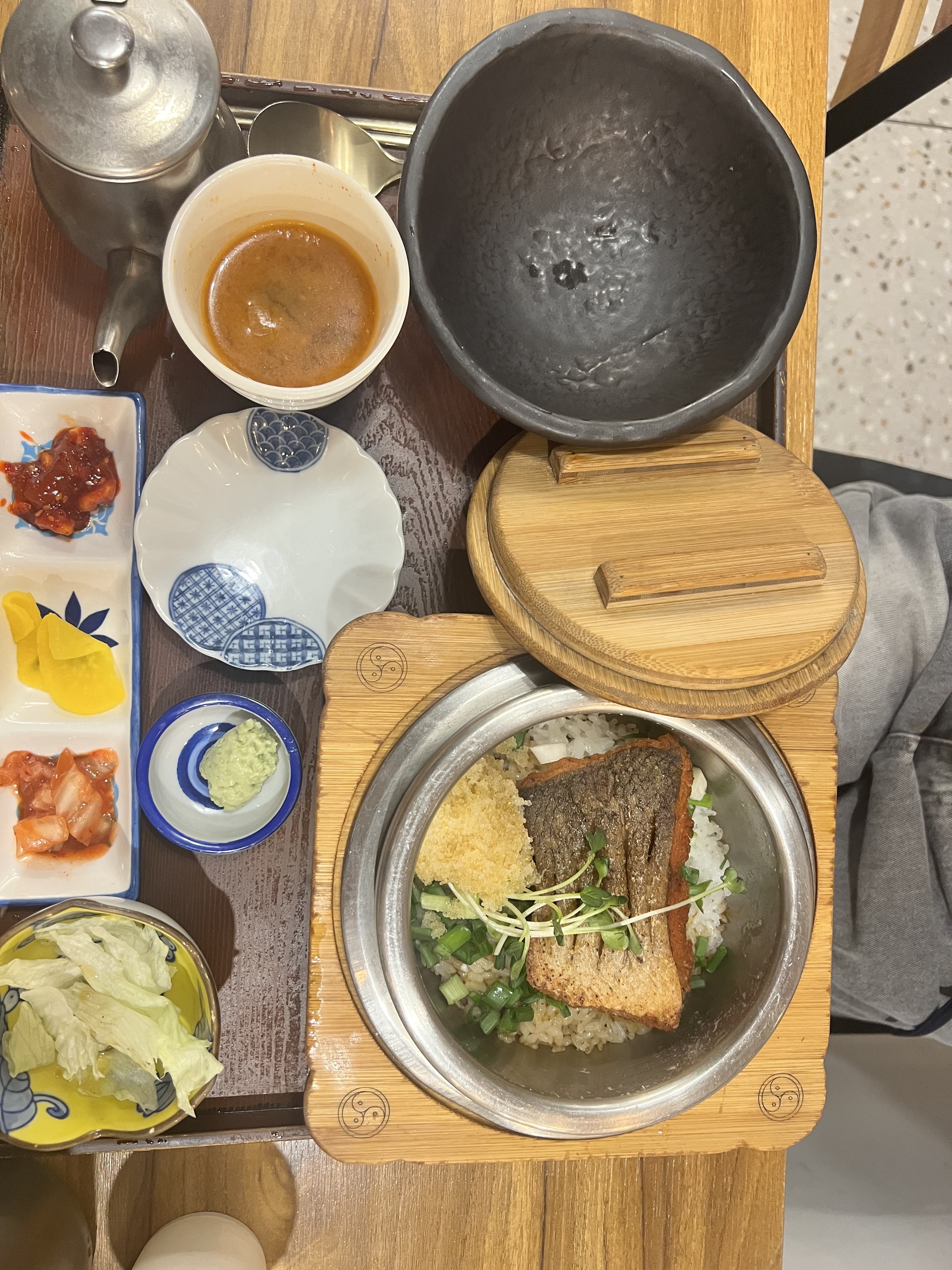 밥알 하나하나에 고슬고슬한 식감이 살아있고, 재료도 신선했어요. 특히 소고기 솥밥은 고기 