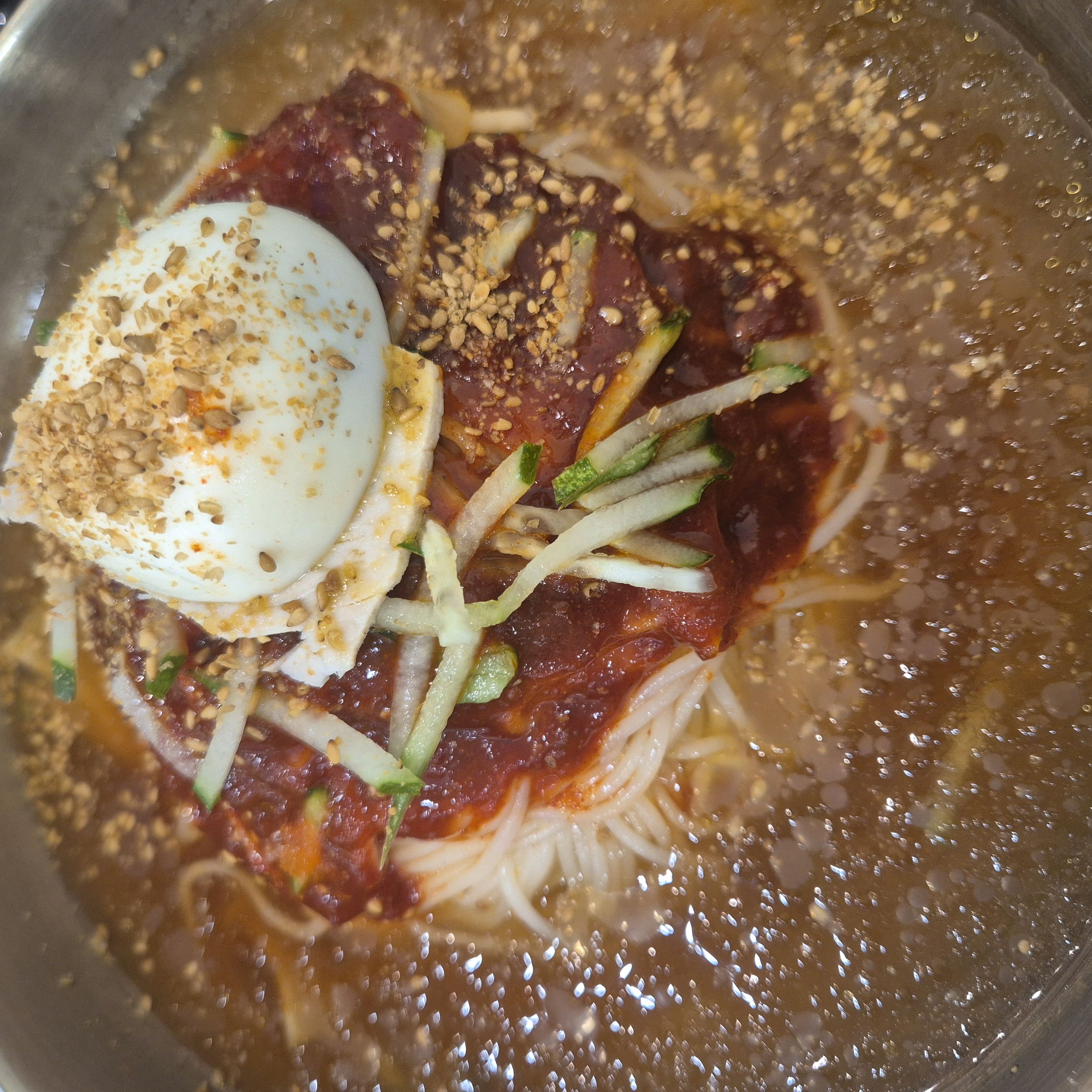 온밀면 맛있게 먹었던 기억이 있어서 물비빔 밀면도 시켜봤는데 너무 맛있고 파돈까스는 왜 시