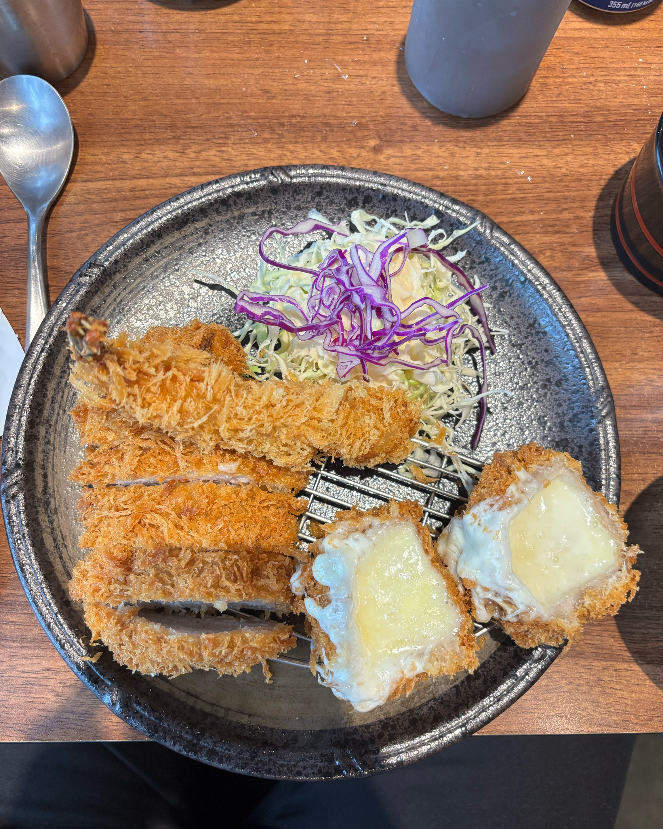 치즈모듬가츠는 치즈도 풍부하고, 가츠도 바삭해서 너무 맛있게 먹었습니다 :) - 제주 맛집 범식당 제주성산점