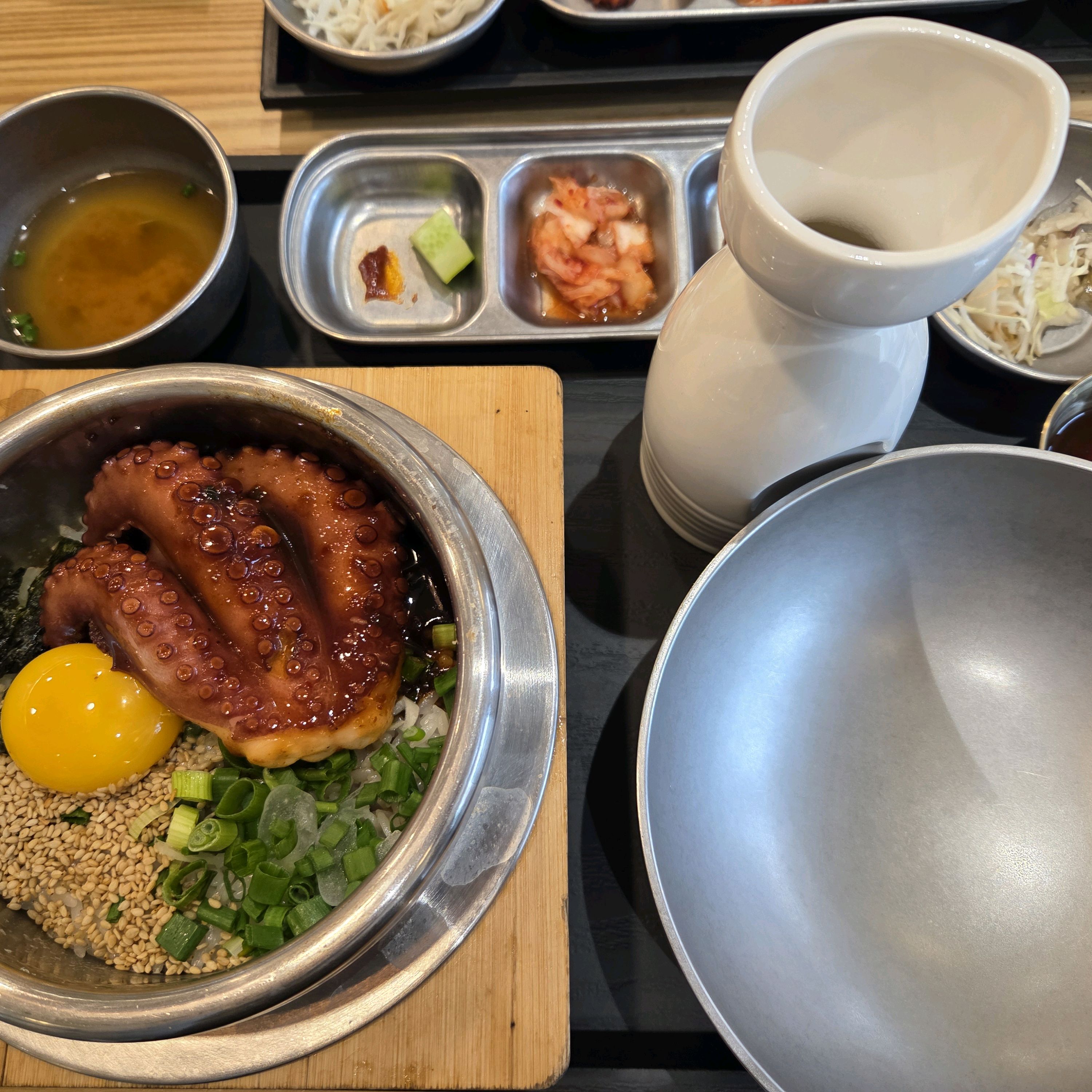검색해서 찾아 왔는데 매장이 깔끔하고 음식이 정갈한 느낌입니다. 요리와 사이드를 못 먹어 