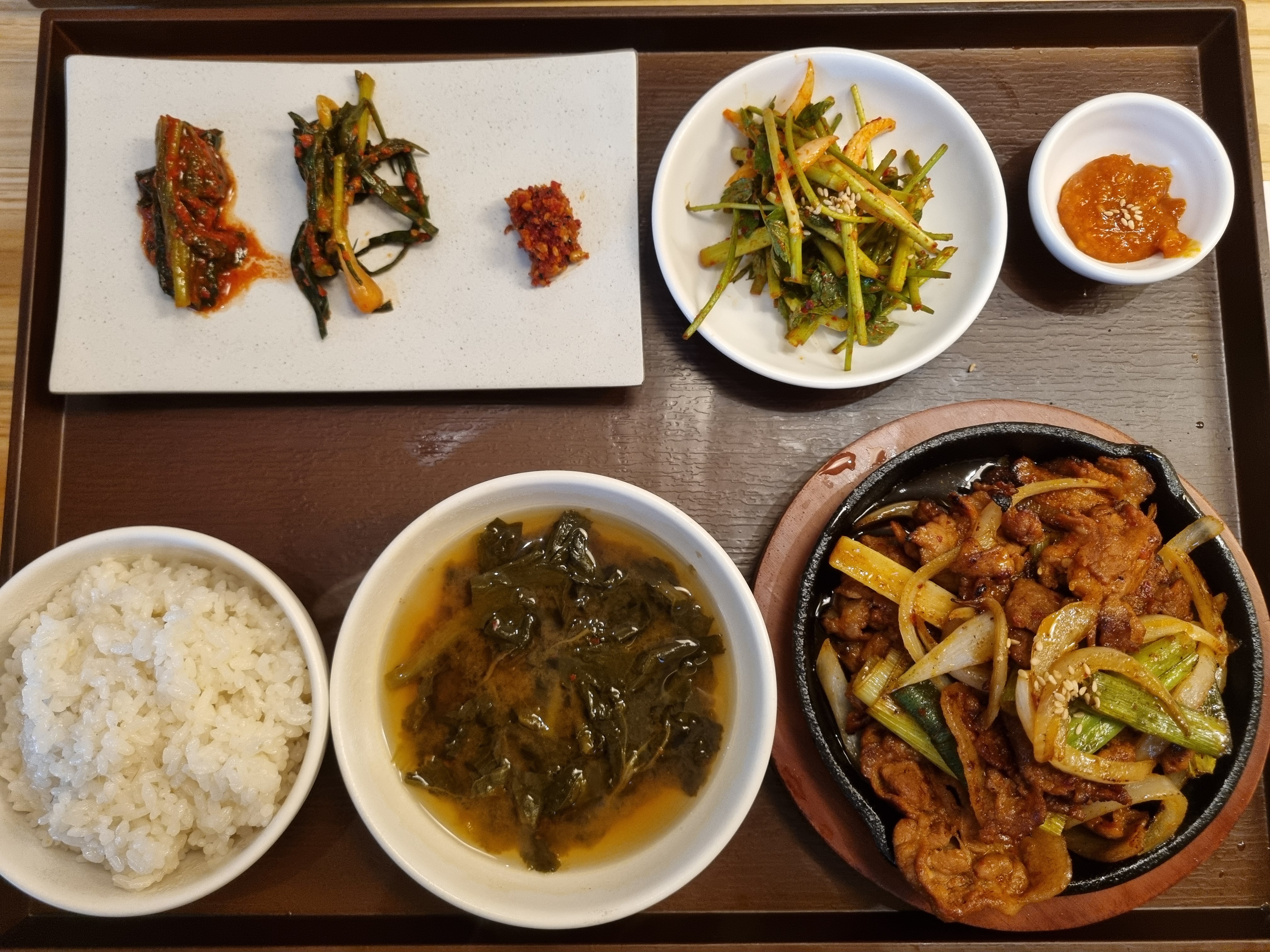 매장이 넓고 깔끔하네요~ 음식도 군더더기 없이 맛있고 직원분들도 친절하세요 - 대전 맛집 수테