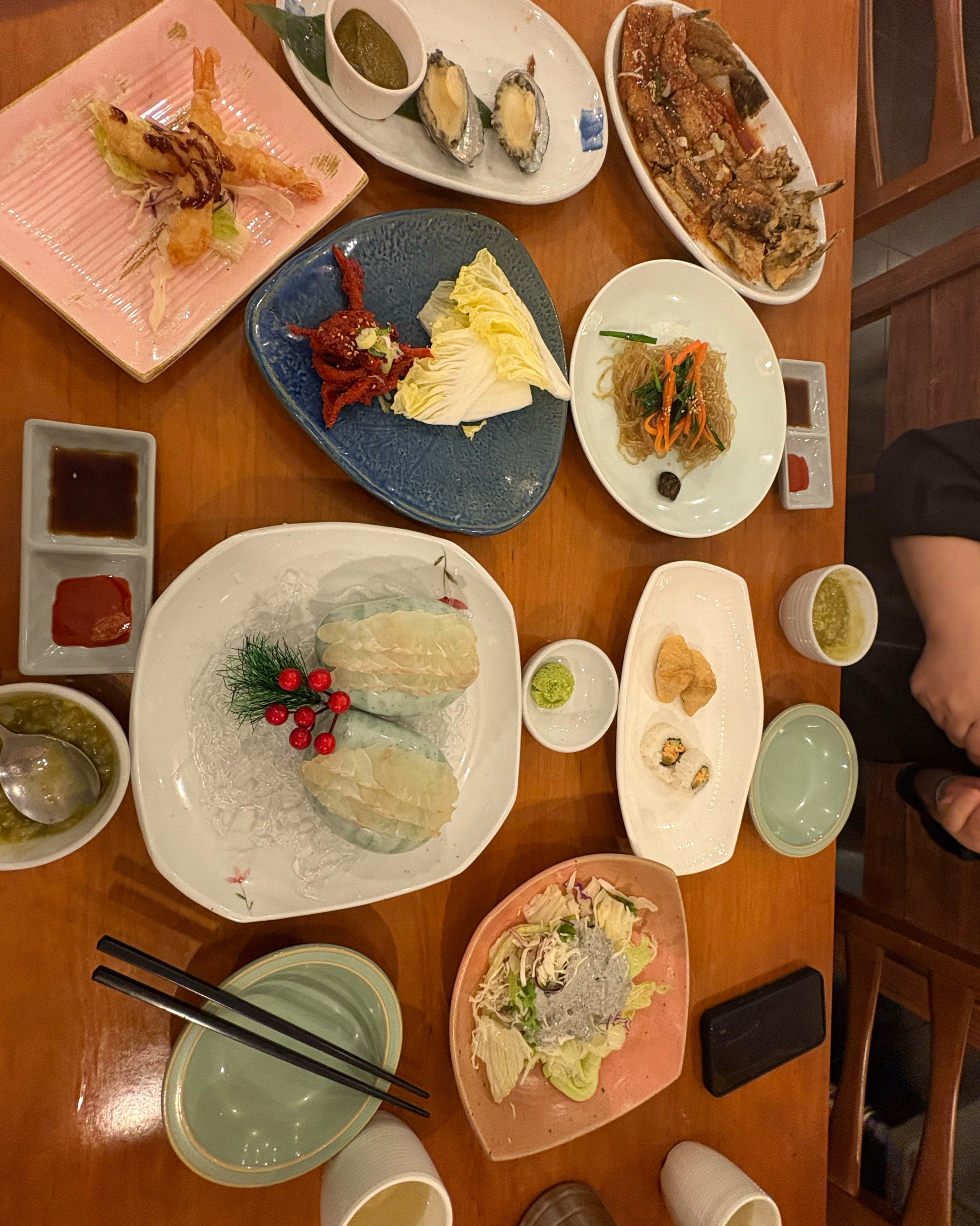 점심특선 14,900원 을 먹었는데 구성도 좋고 맛고 있어요~~점심시간에 사람도 많고 인기