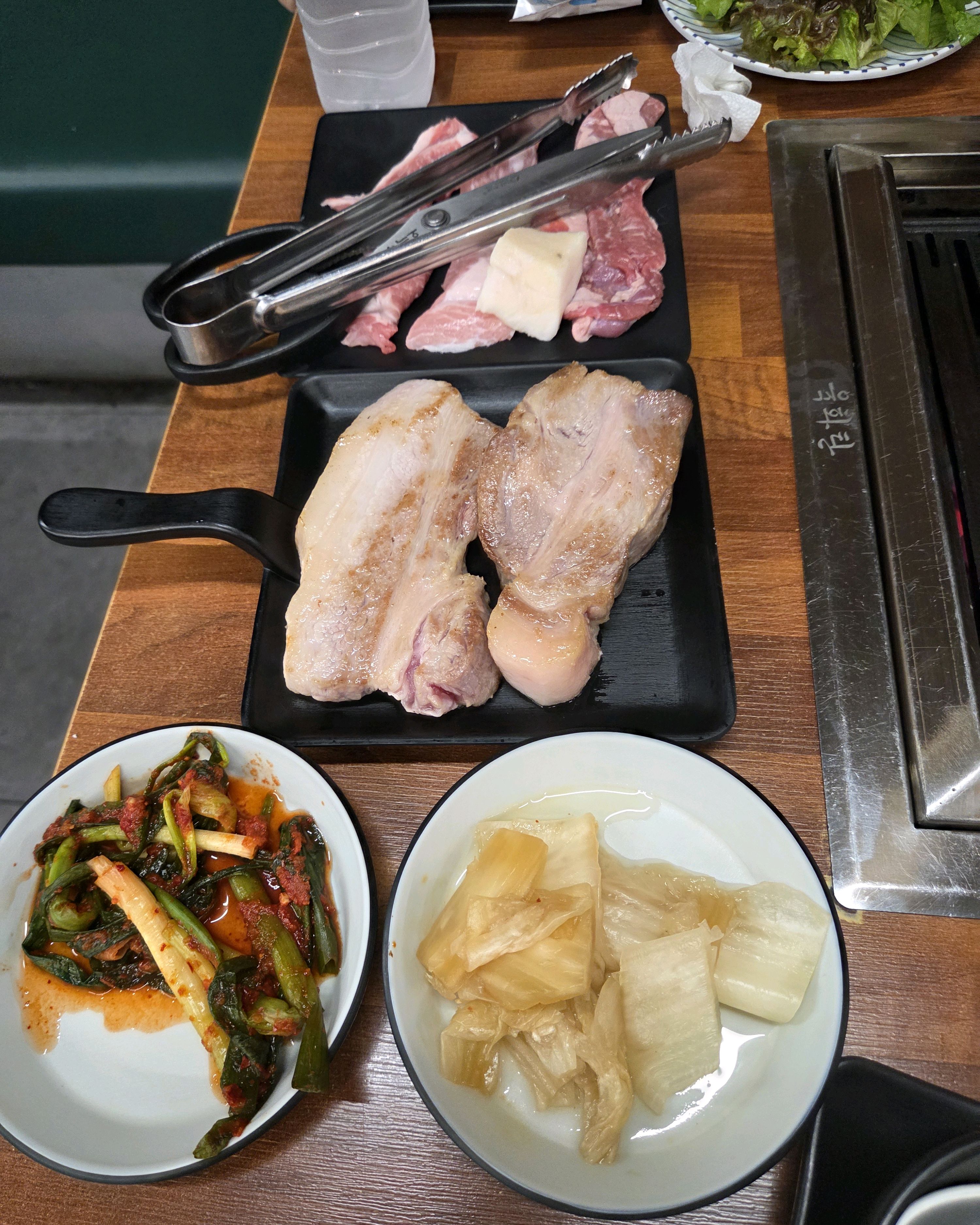 대전 서구 롯데백화점 앞에  있는  육화탄  고기집은 숙성된 고기에  직원이 직접 맛있게 