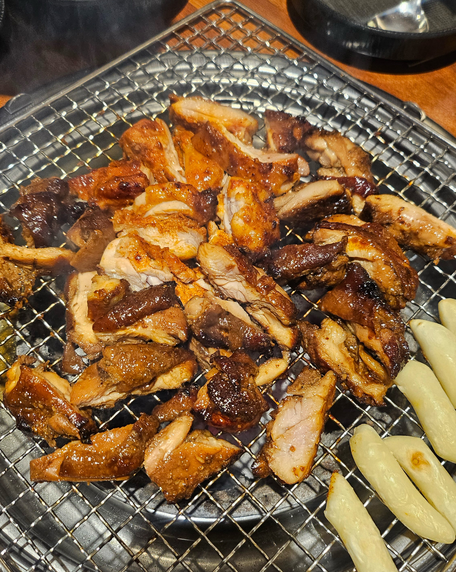 맛있고 다 구워져서 나와서 먹기 편해서 좋네요 ㅎㅎ - 대구 맛집 밤새우는닭 월성직영점