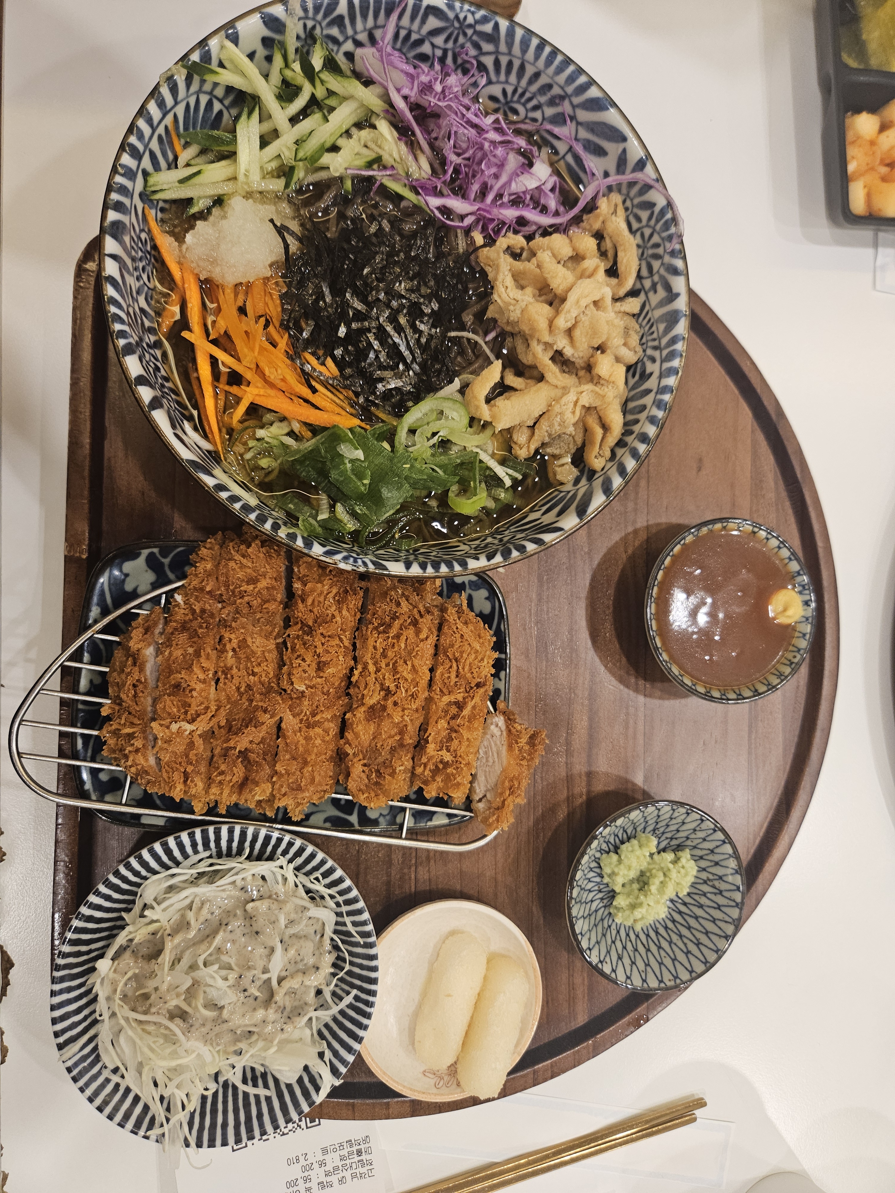 평소에는 줄 서서 먹는 곳..운 좋게 바로 입장 했는데 그새 테이블이 꽉 차네요! 와이프는