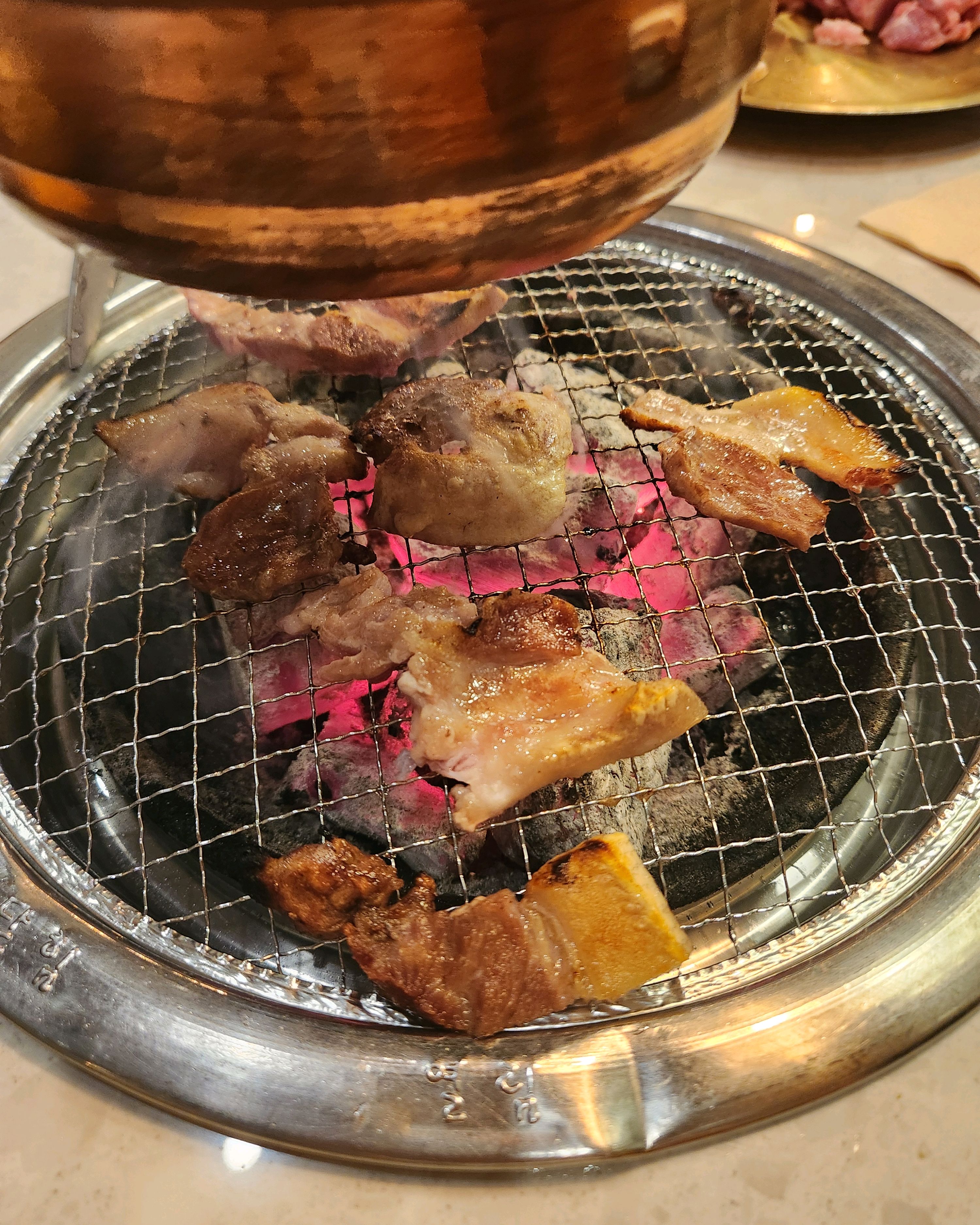 고기도 맛있고 밑반찬도 너무 맛있어요!! - 성수 맛집 뚝딱 성수점