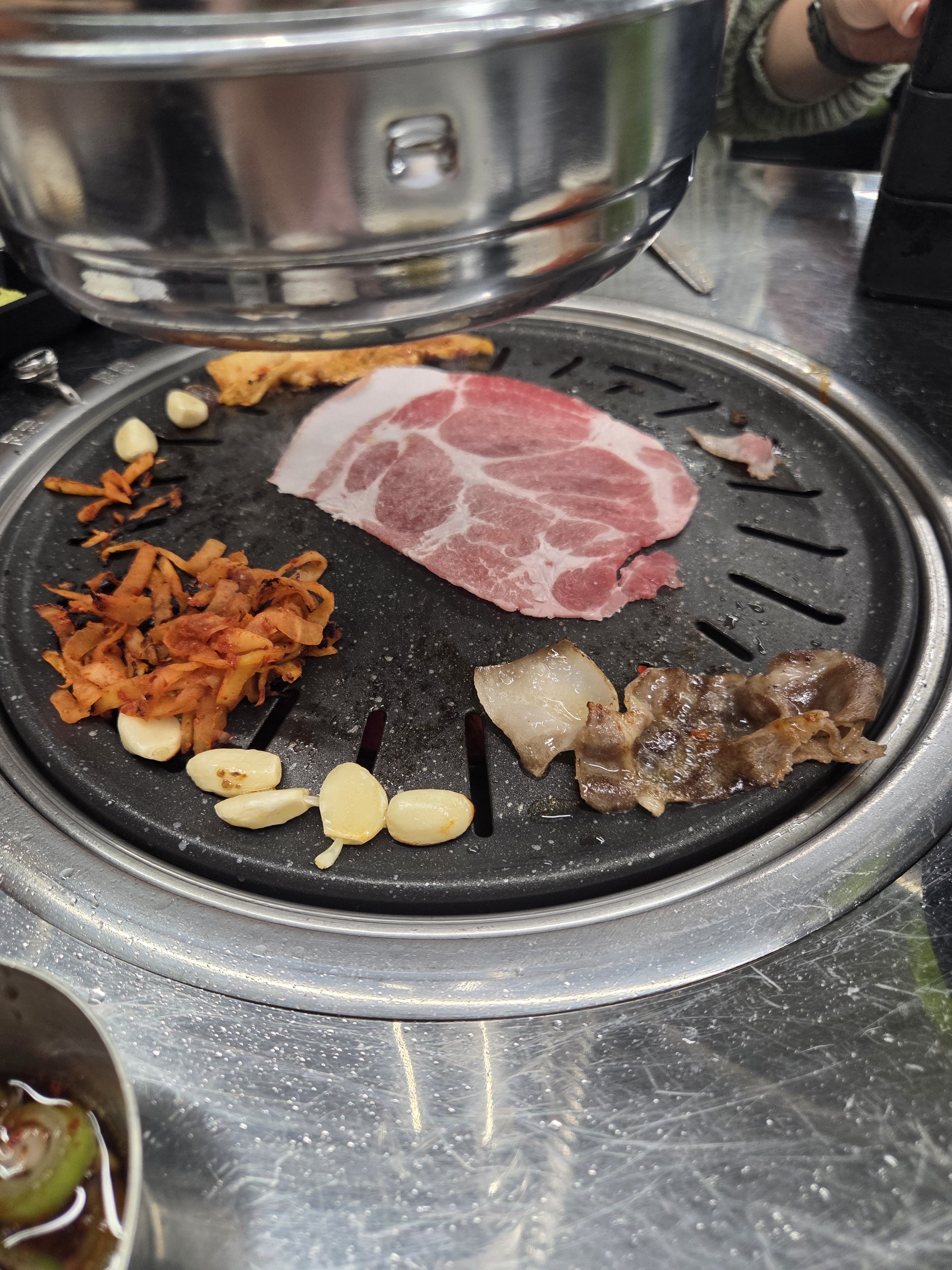 너무 맛있어서 세번째방문.. 쫄목살은 쫄깃하고 바로익는데 하나를 반으로자르기만하면돼서 굽기