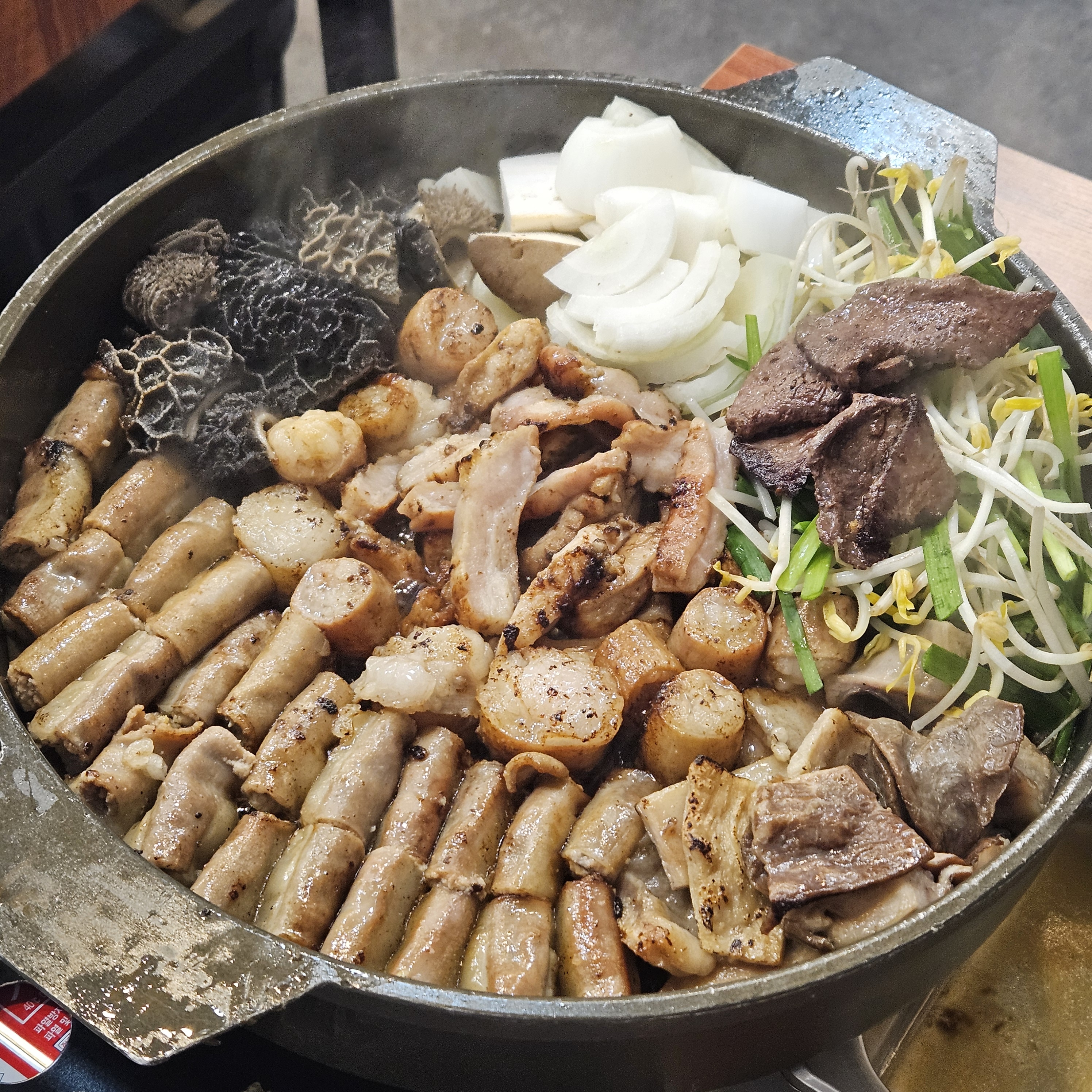 곱창맛집 발견 앞으로 곱창은 여기로만 먹으러 올거에여!! 한우곱창 종류별로 다먹어봣는데 다