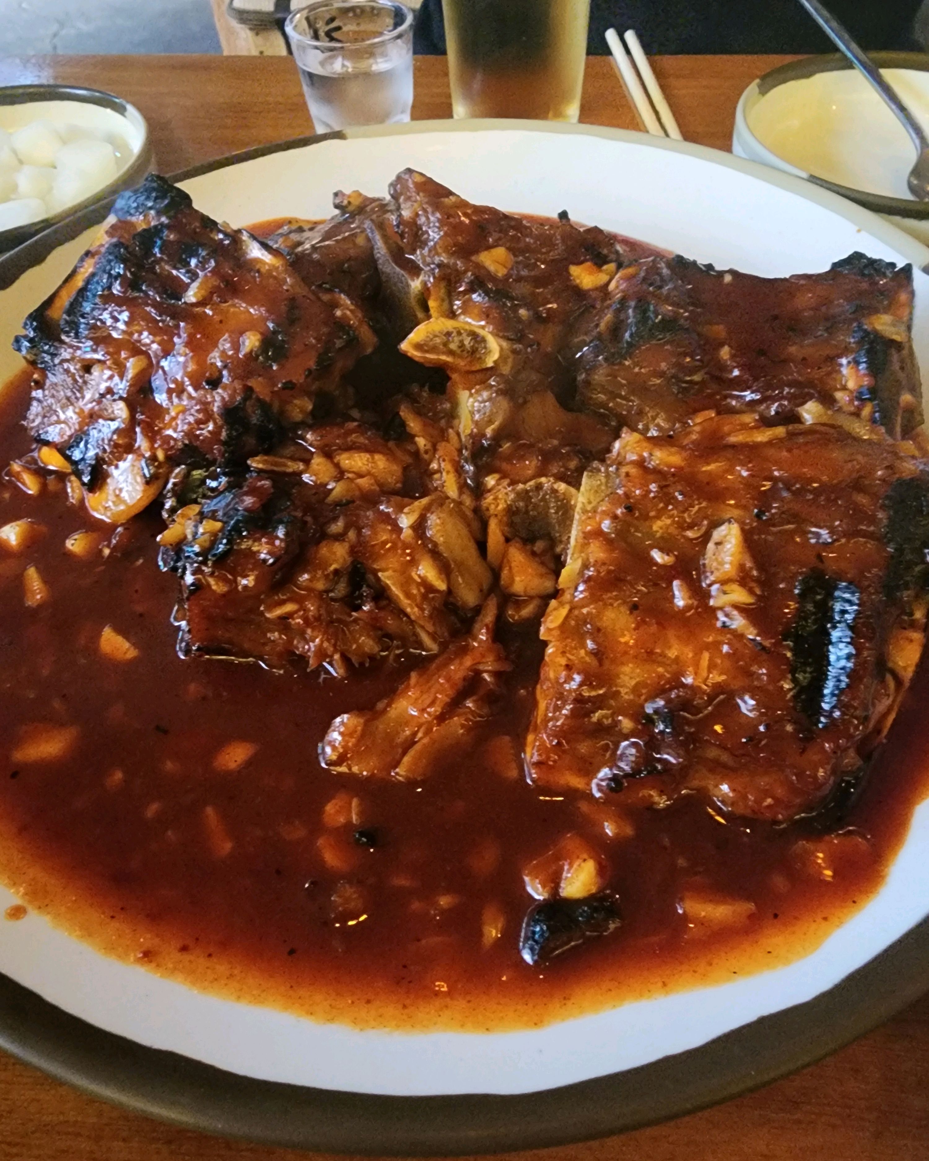 추천 받아서 와봤는데 뼈구이 맛있어용😋👍 주먹밥도 꼭 같이 주문하세요^^ 갑오징어튀김이랑 