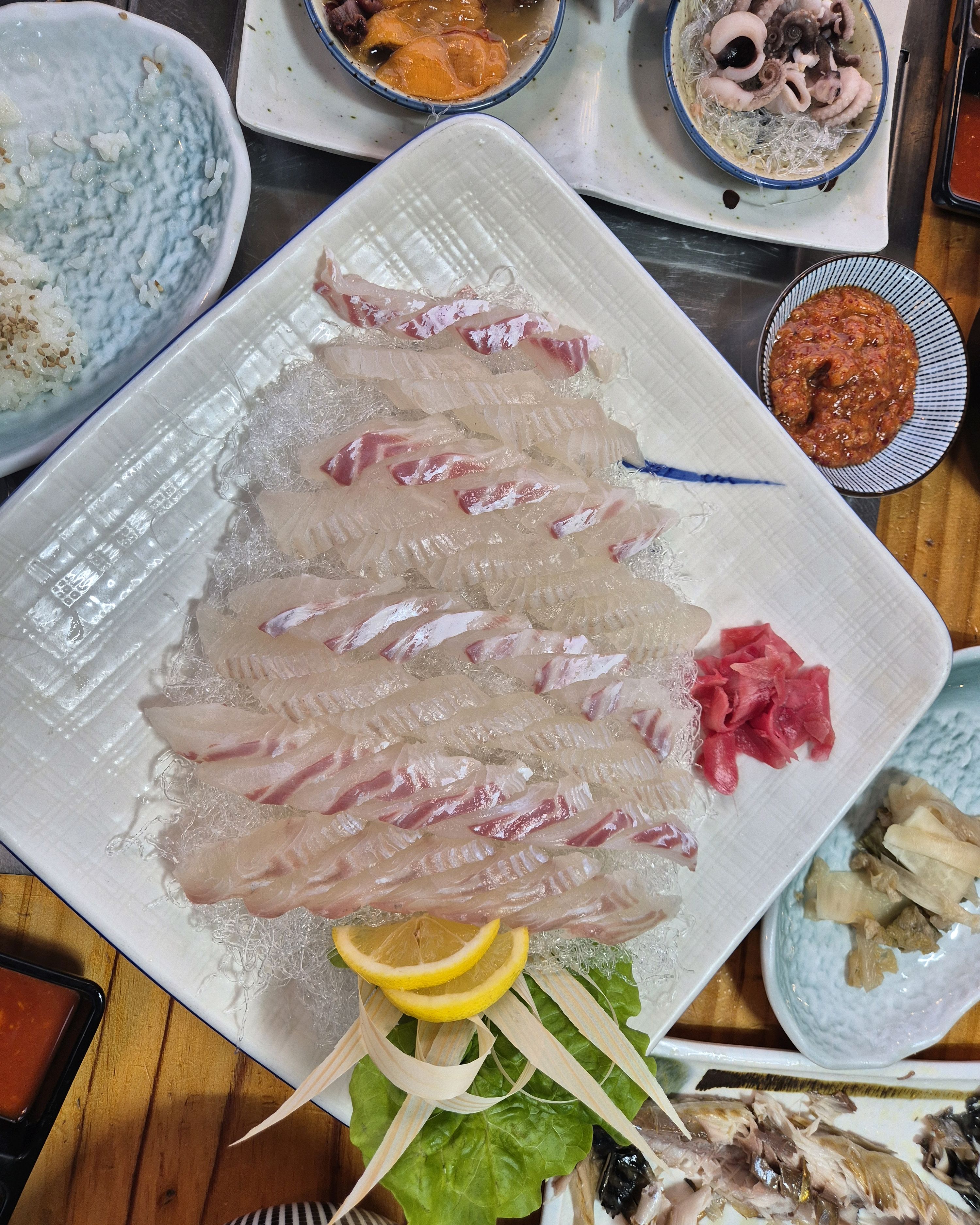 여기 분위기 최고로 좋고 회맛도 좋고 사장님도 엄청 친절하셔서 담에 또 오고싶네요~~ - 제주 맛집 전망좋은횟집&흑돼지 성산본점