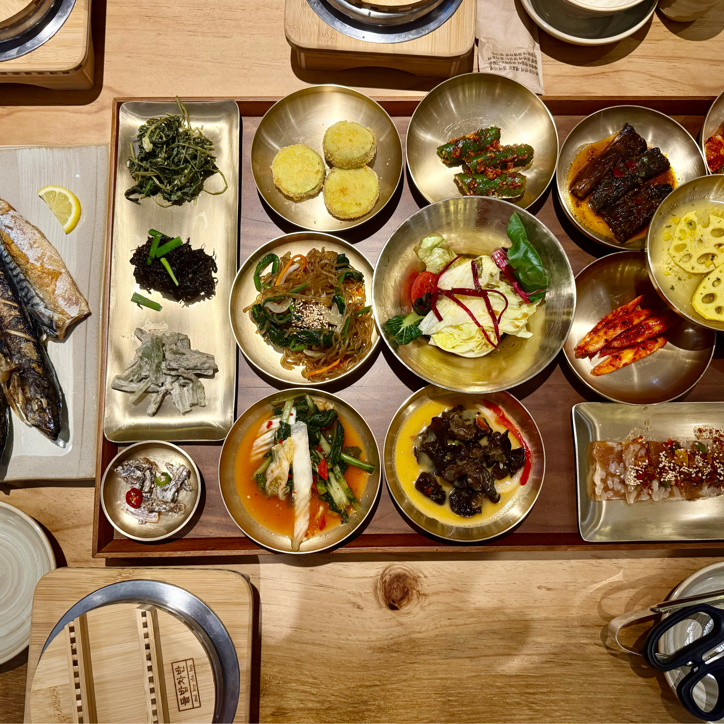 매장이 매우 깔끔하고 직원분들이 친절하십니다. 반찬 양도 많고 맛도 매우 좋았어요! 부모님
