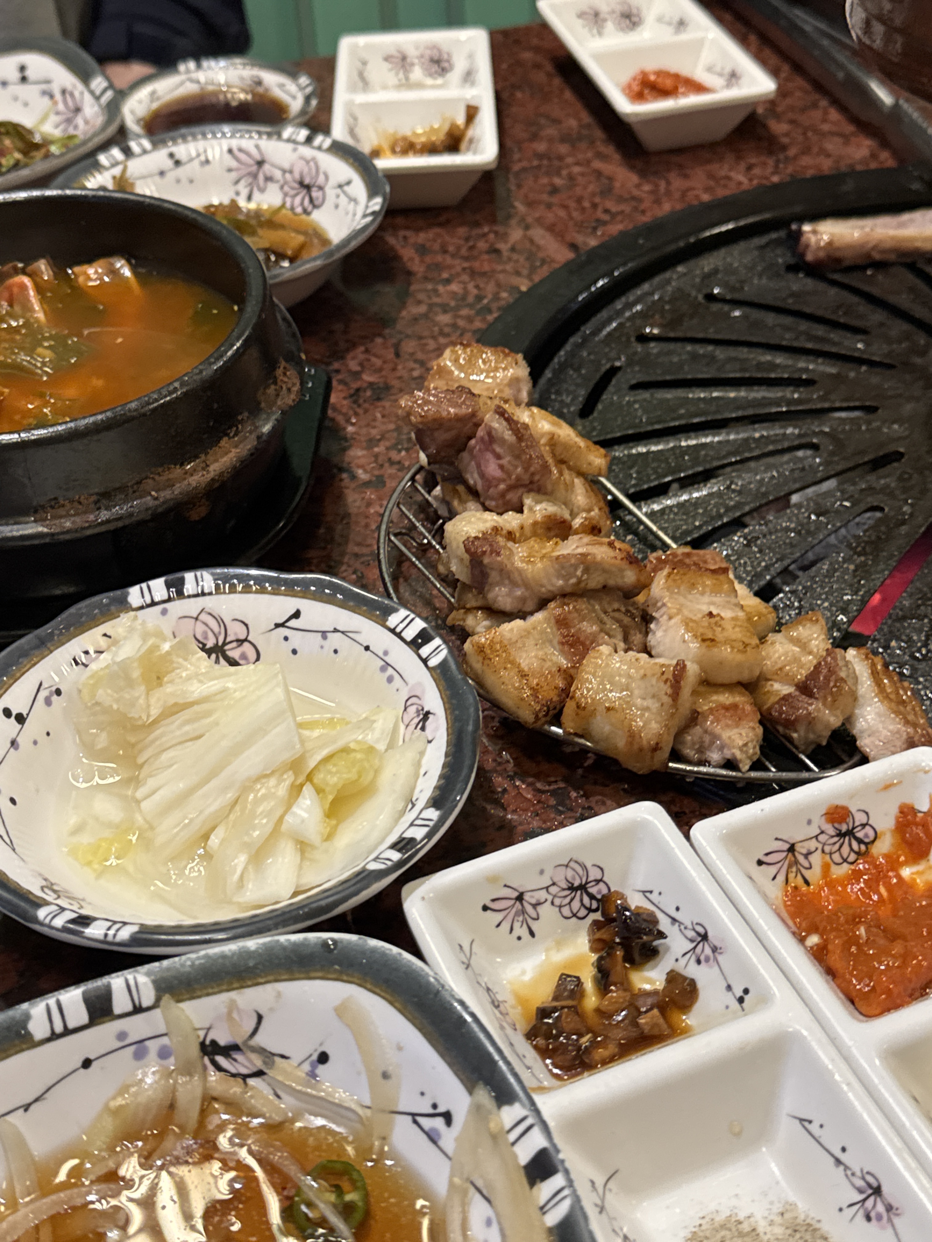 구워주니 먹기 편하고 돼지생갈비가 정말 맛있네여!! - 대구 맛집 우복금 생갈비 대구 본점