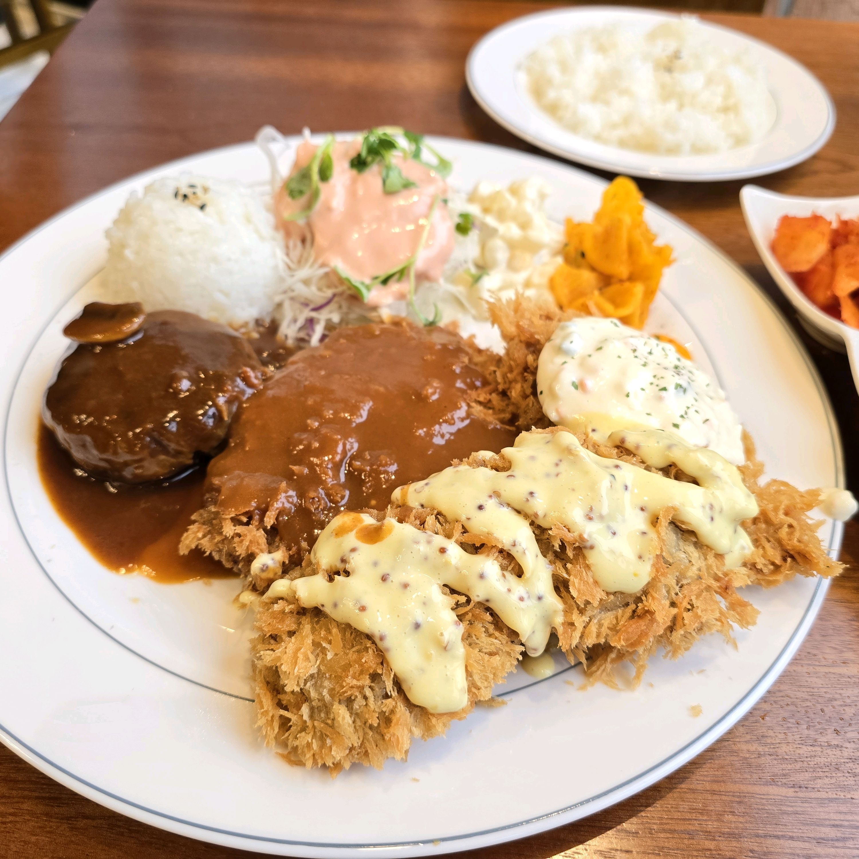 근처 볼일보러 왔다가 15개월 딸 배꼽시계가 울려서 검색해서 왔는데 너무 좋네요 골고루 세