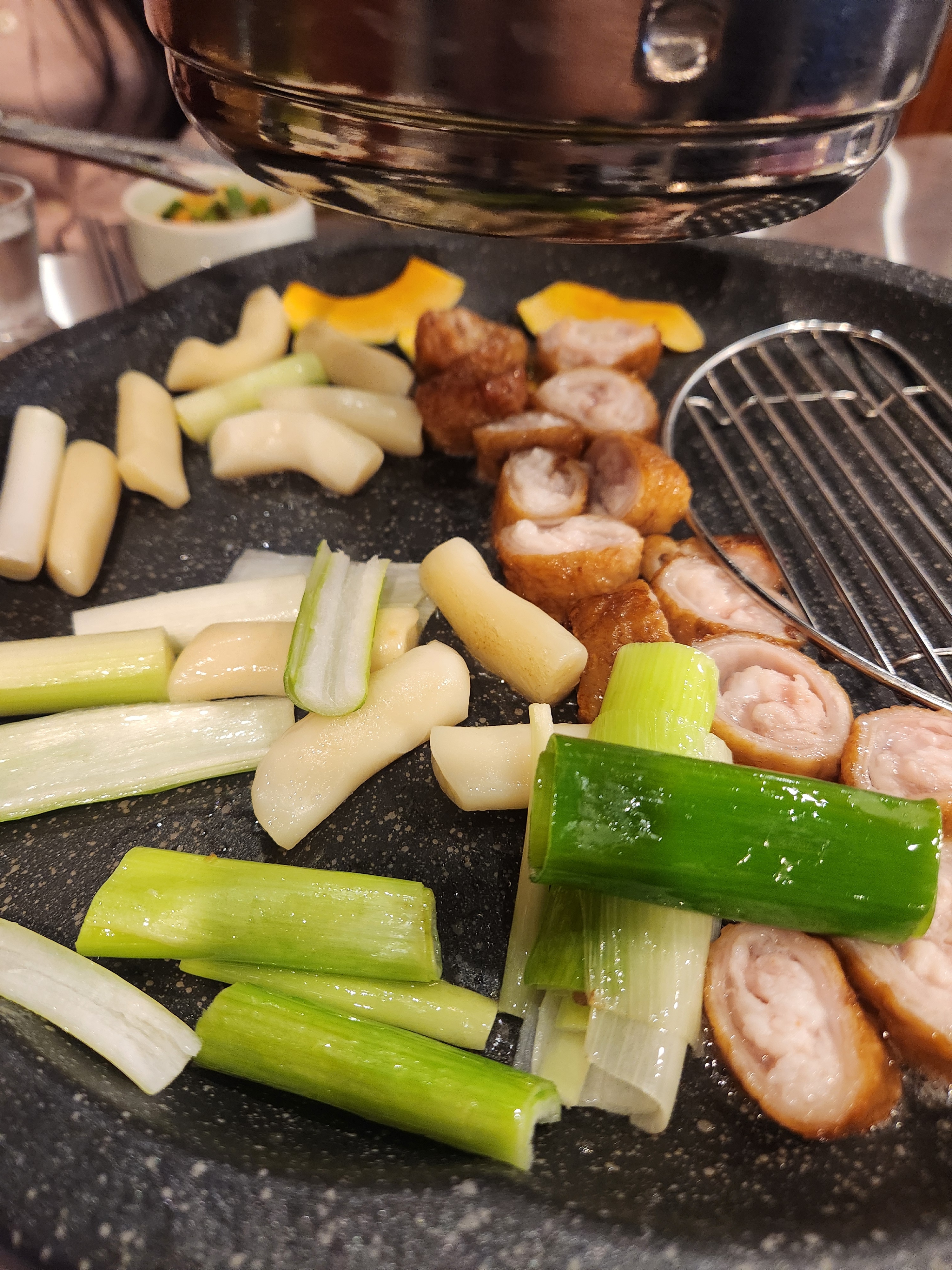 막창이 고소하고 맛있어요 ~ 신선한 야채와 사리들 무한리필이라 더 좋아오 파랑 같이 구워 