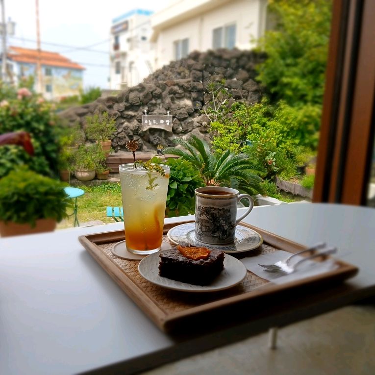 수제 브라우니와 모든 음료가 맛있었습니다 - 제주 맛집 오늘도화창