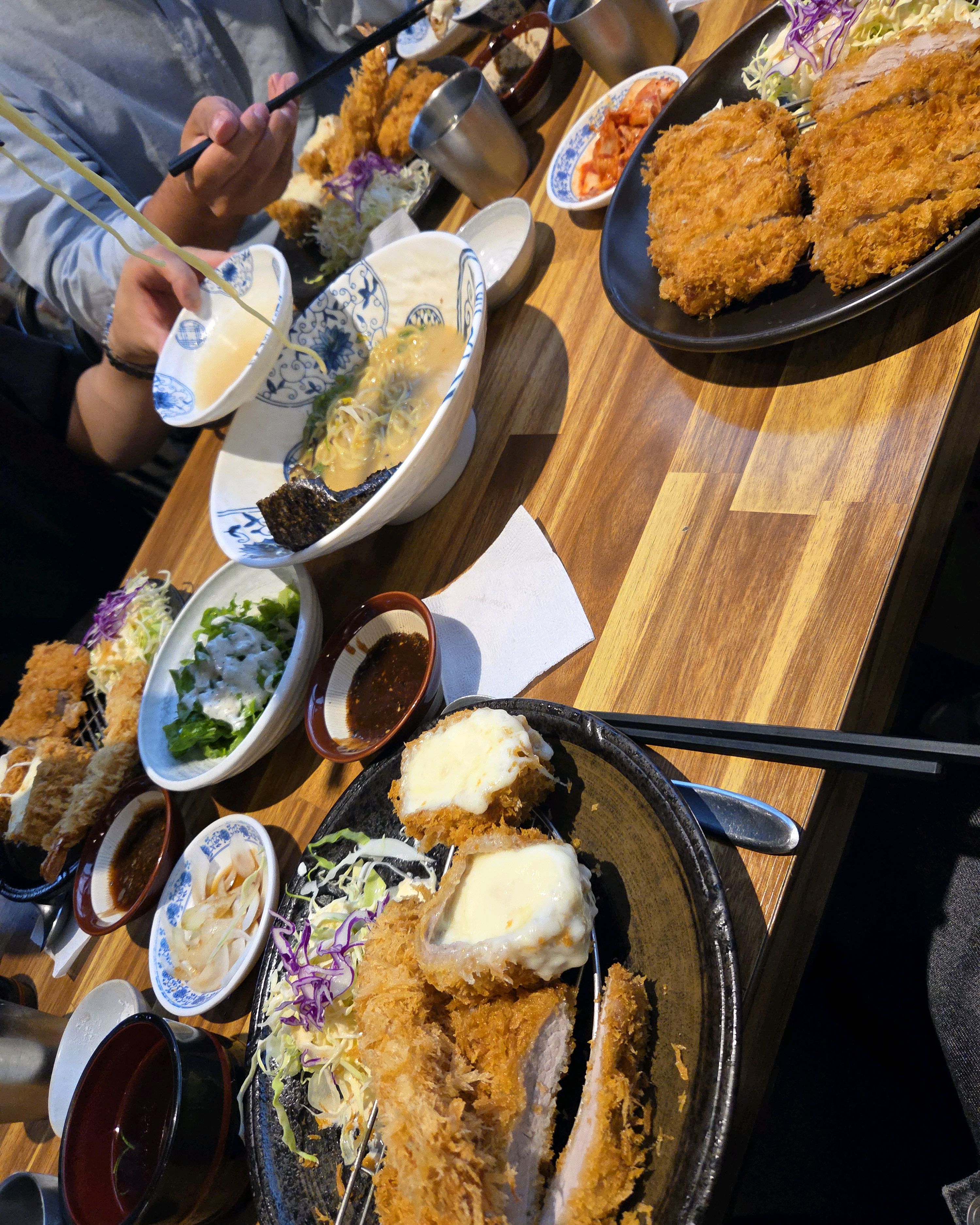 돈까스 고기 익힘이 적당하면서도 겉부부분은 바삭함을 느낄 수 있습니다. 치즈는 아주 푸짐 