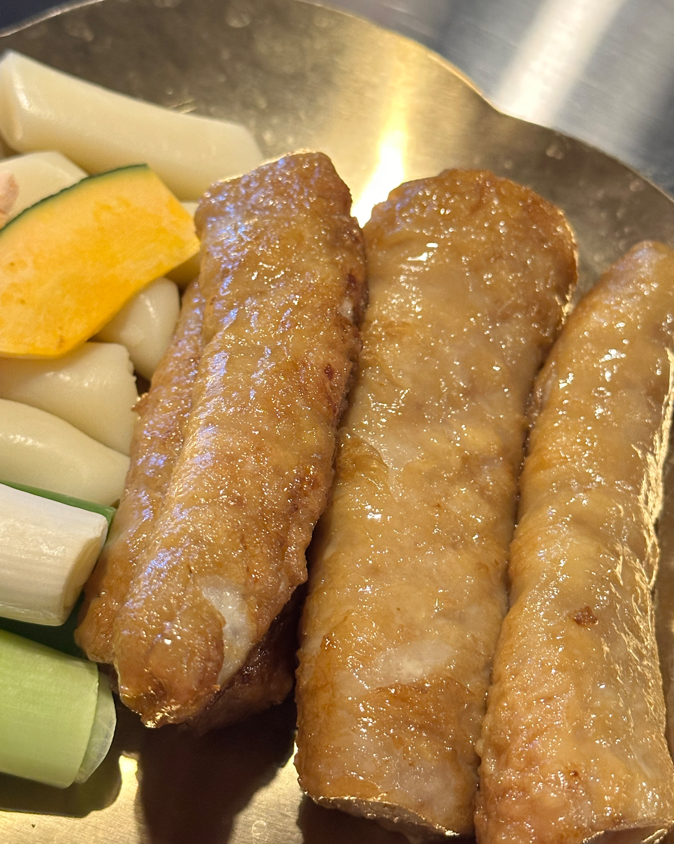 초벌돼서 나와서 넘 좋고 직원분들도 너무 친절하십니다 맛도 너무 맛있고 왜 줄서서 먹는 맛
