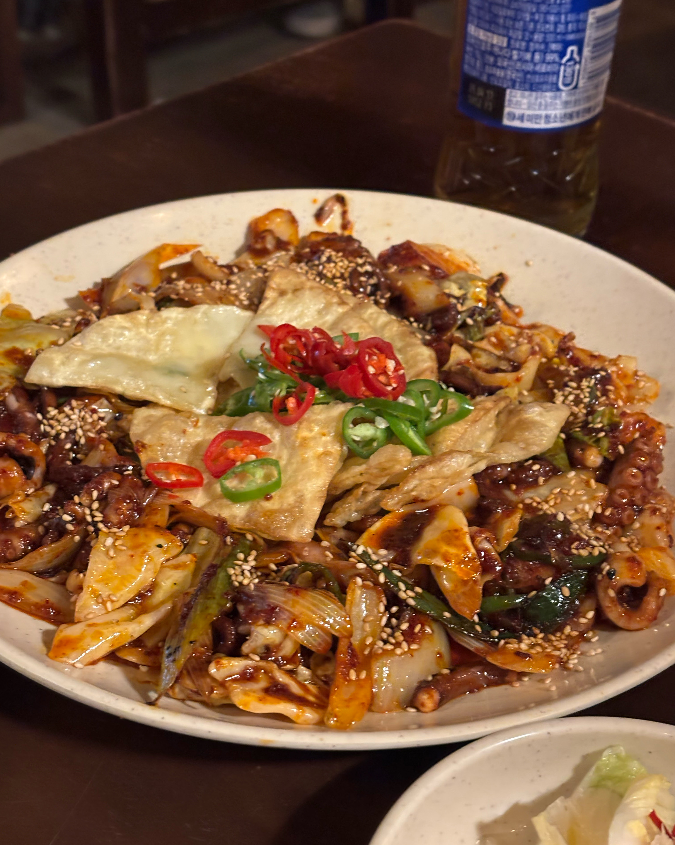 친구들이랑 오랜만에 술 먹으려고 들렀어요 낙지볶음 주먹밥이랑 먹으니 맛있네요! 주먹밥이 고