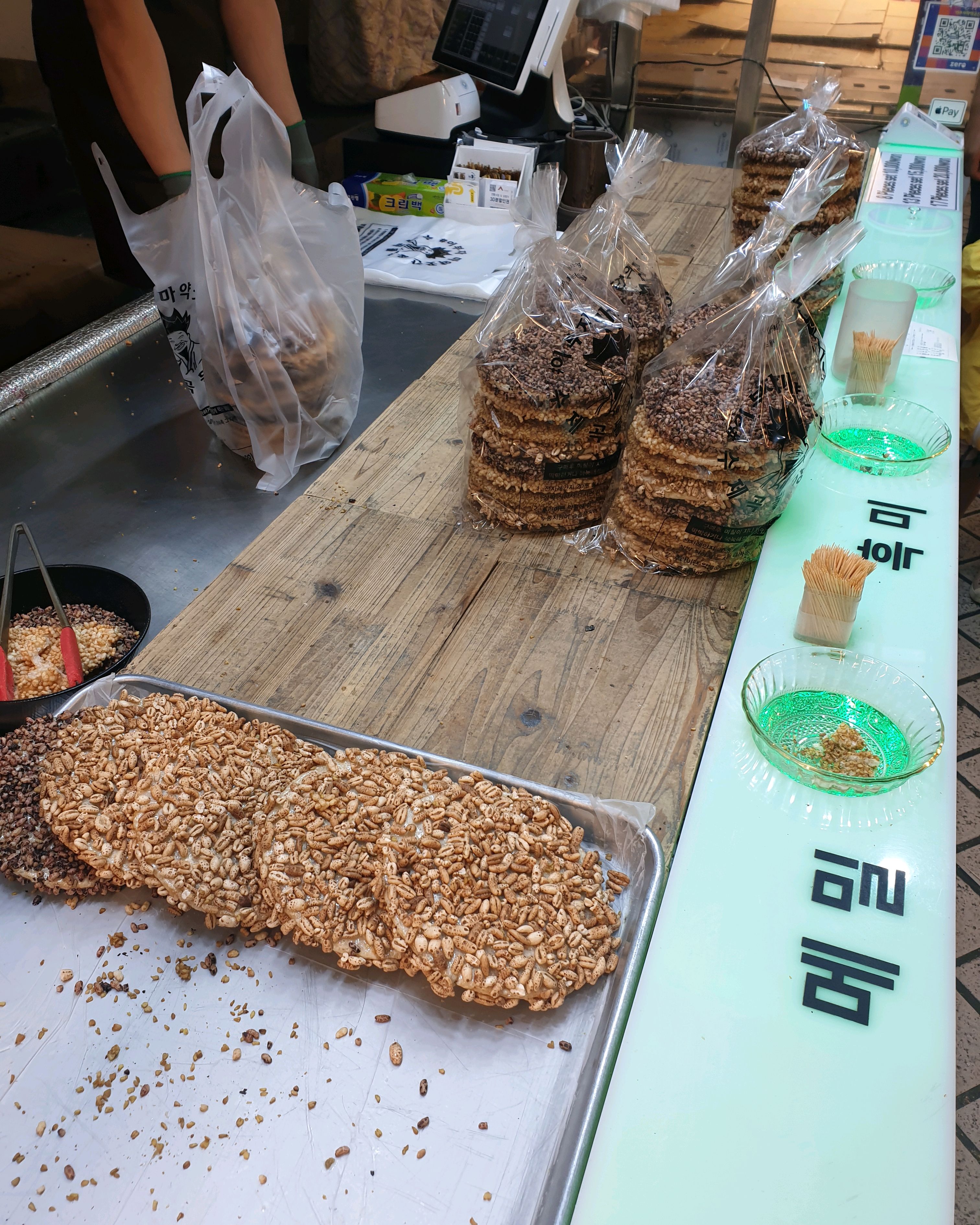 줄서서 먹는 곳이네요. 우연히 보고 샘플 맛봤는데, 맛있어서 샀어요. 현미, 메밀, 흑미가