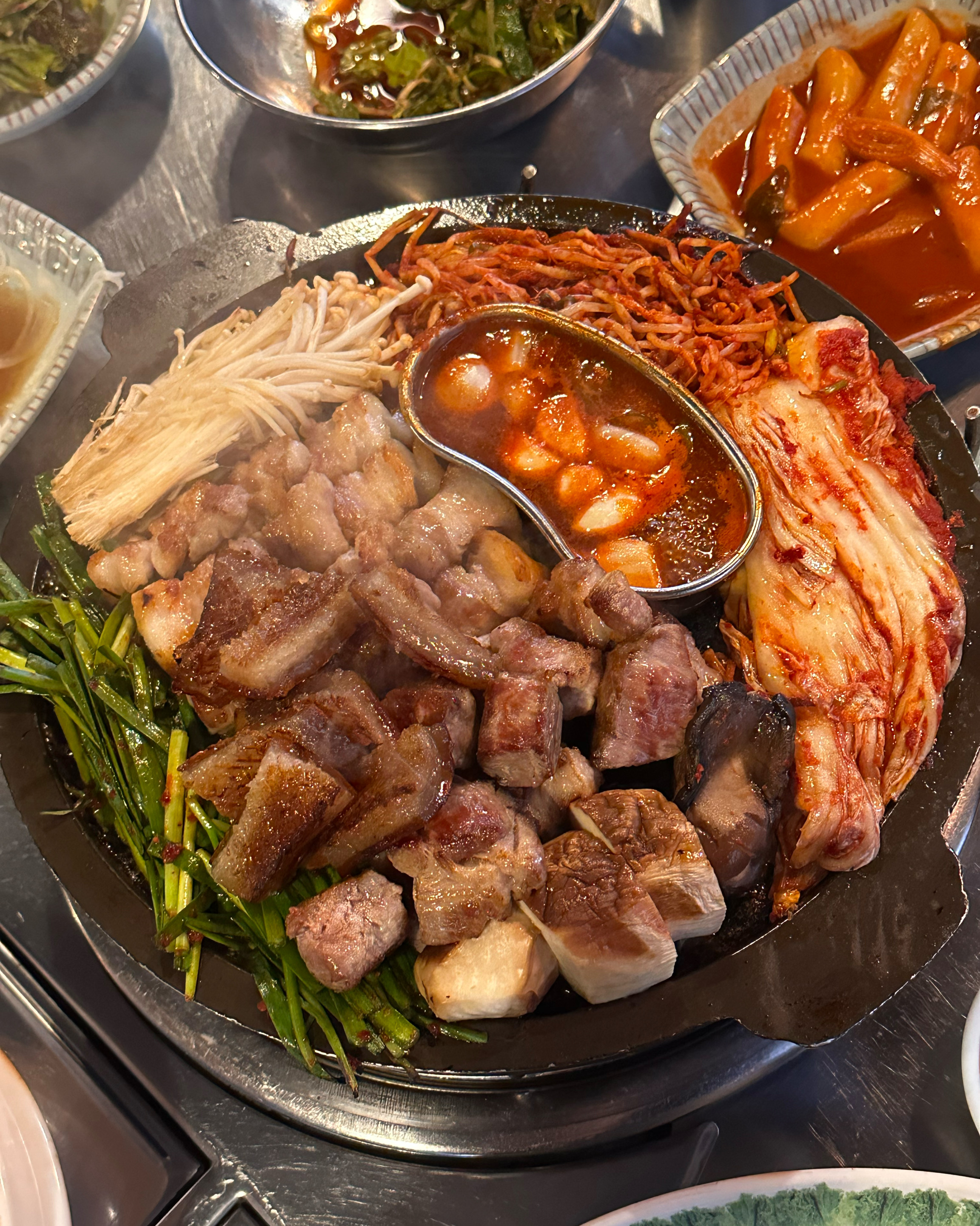 삼겹살 먹고싶으면 생각나요 .!! 인기 많아서 주말엔 웨이팅 필수지만 .. 평일엔 후다닥 