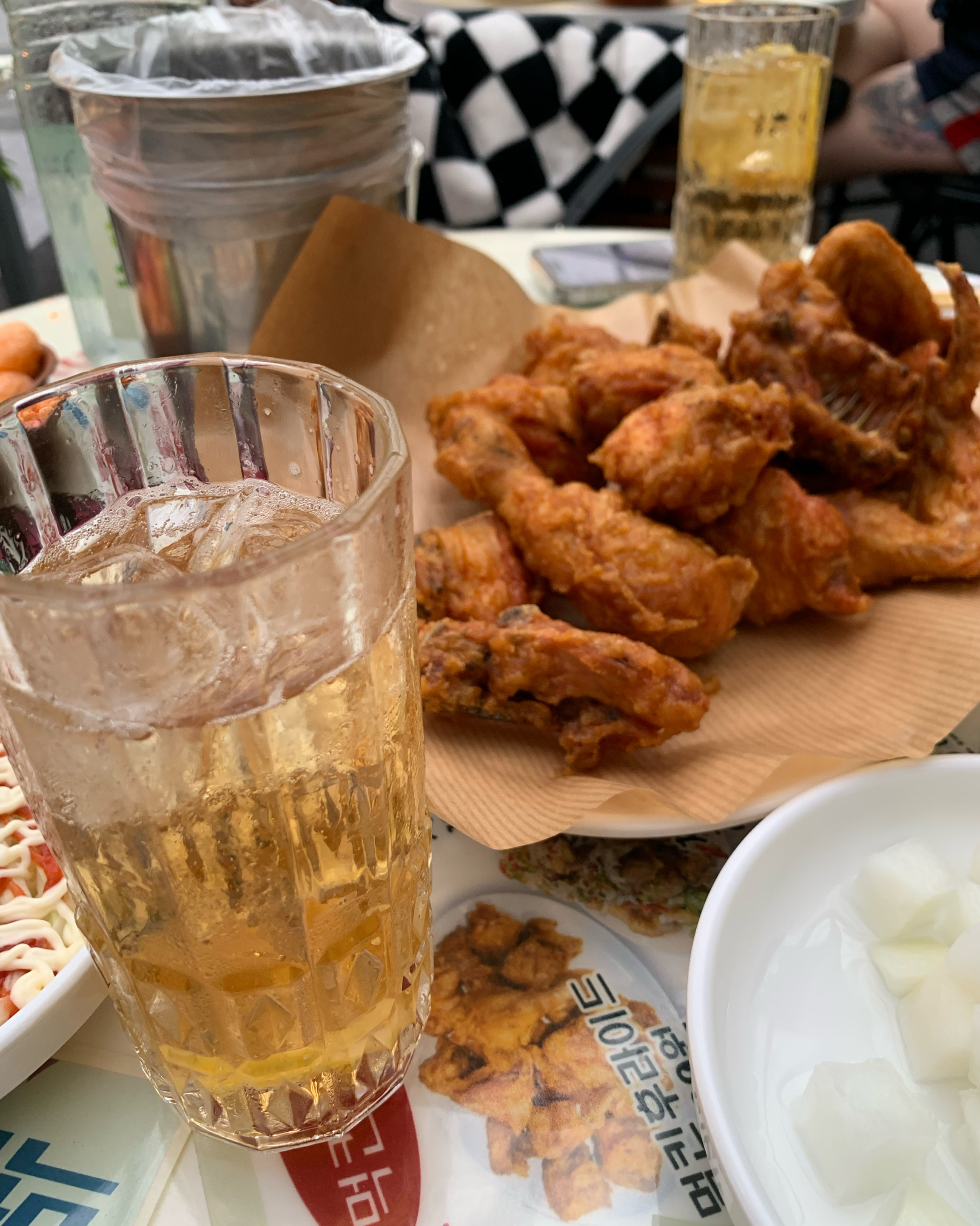 튀김옷이 살아 있어요! 매콤하고 빠삭하니 맛있어요~ 달콤한 하이볼이랑도 잘 어울리네요 - 대전 맛집 먹킨호프