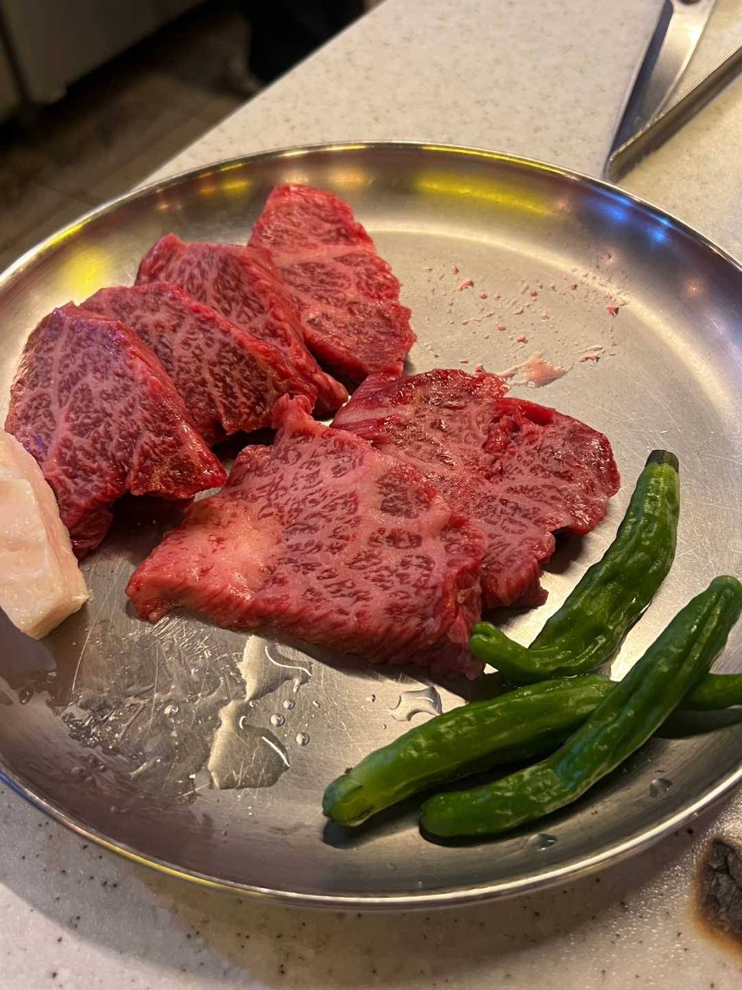 서비스로 나오는 육개장 진짜 맛있어요 깜짝놀람. 소고기 질도 좋고 너무 맛있습니다! - 대전 맛집 백송한우 대전 유성