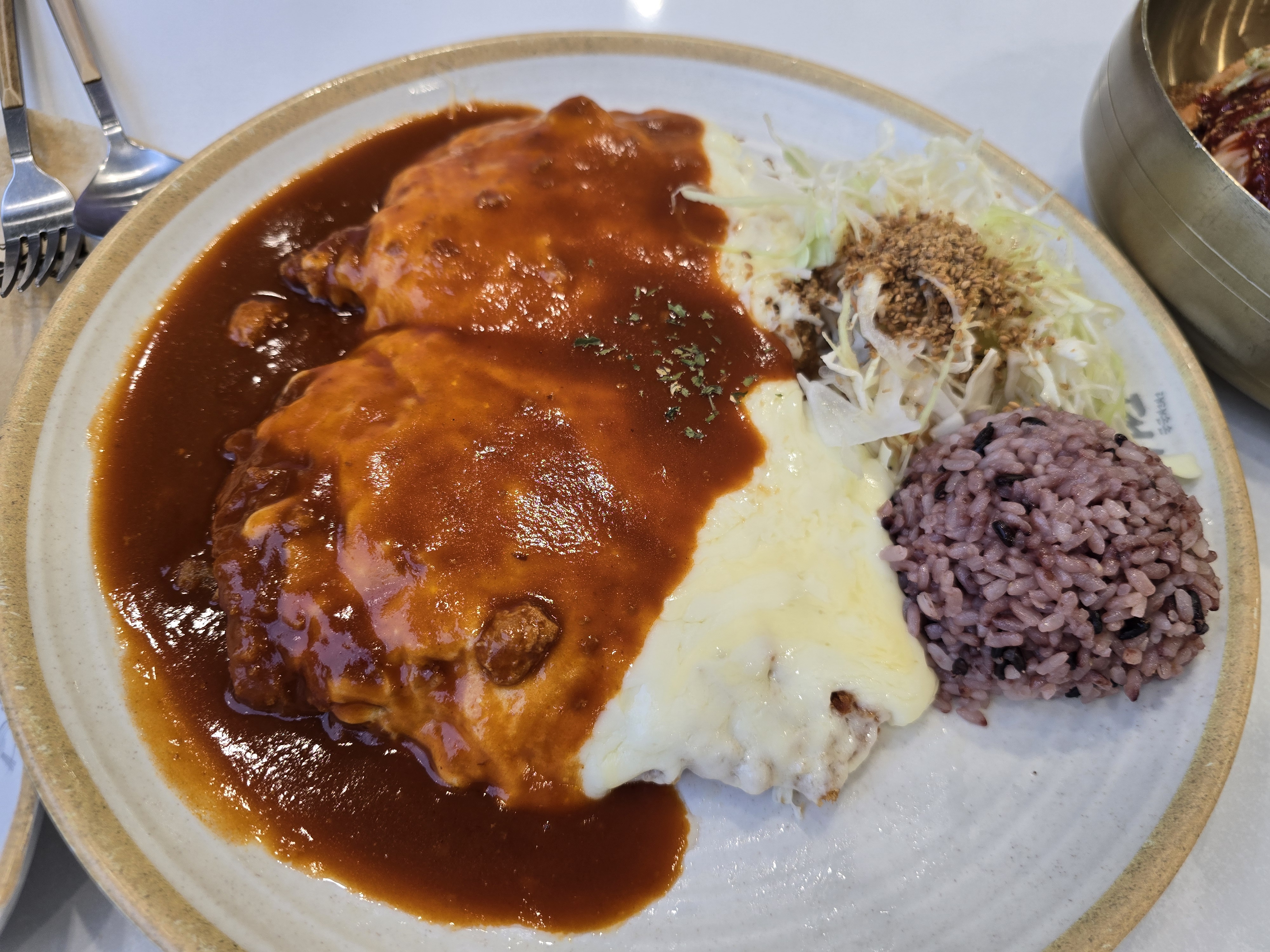 날씨도 흐릿하고 울적하니 맛있는 비빔면에 돈가스가 땡겨 오늘도 방문했습니다-! - 대전 맛집 대전봉명동맛집 대손관본점
