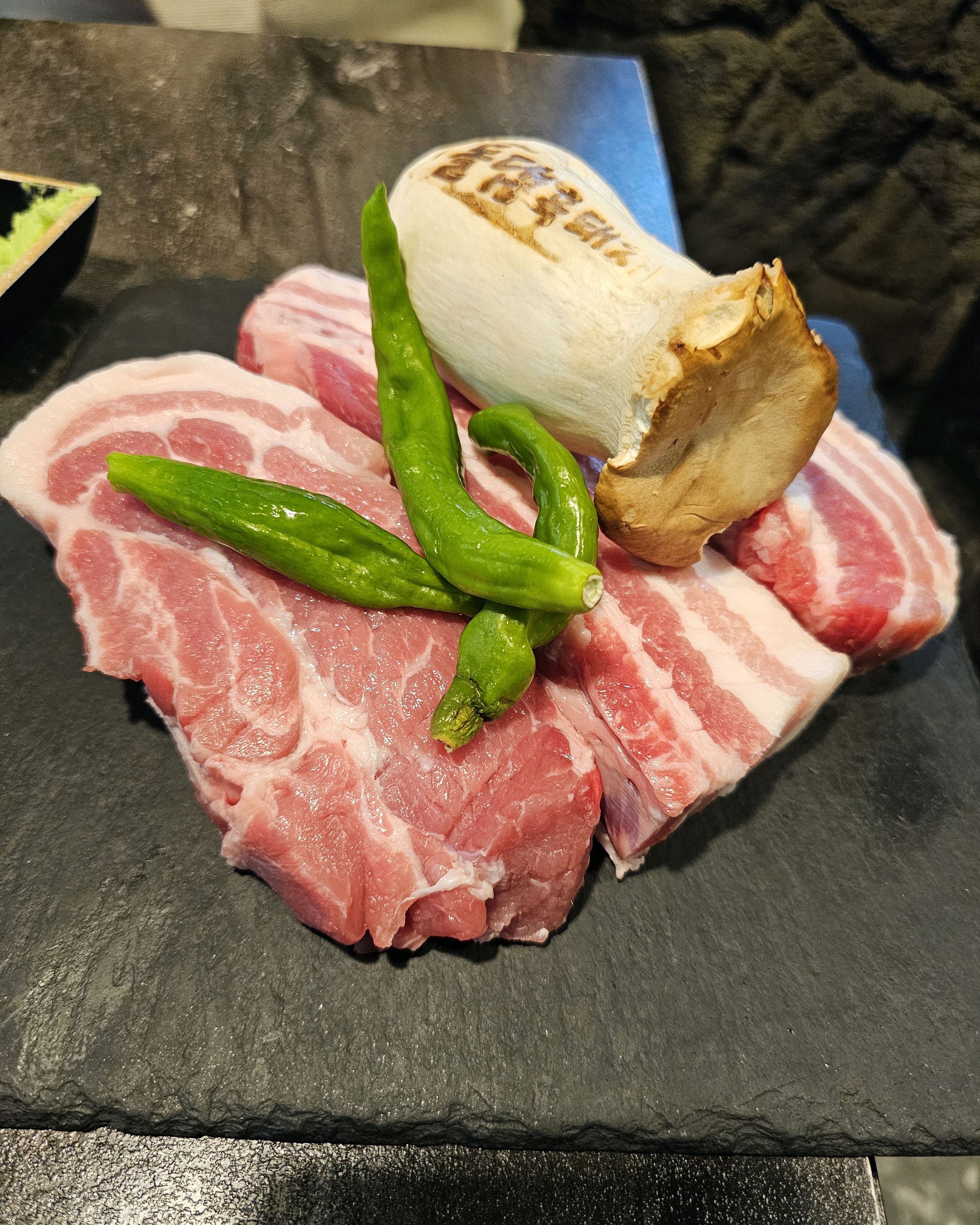 제주도에서 먹는 돼지고기는 기분 탓이겠지만 - 제주 맛집 돌담흑돼지 중문점