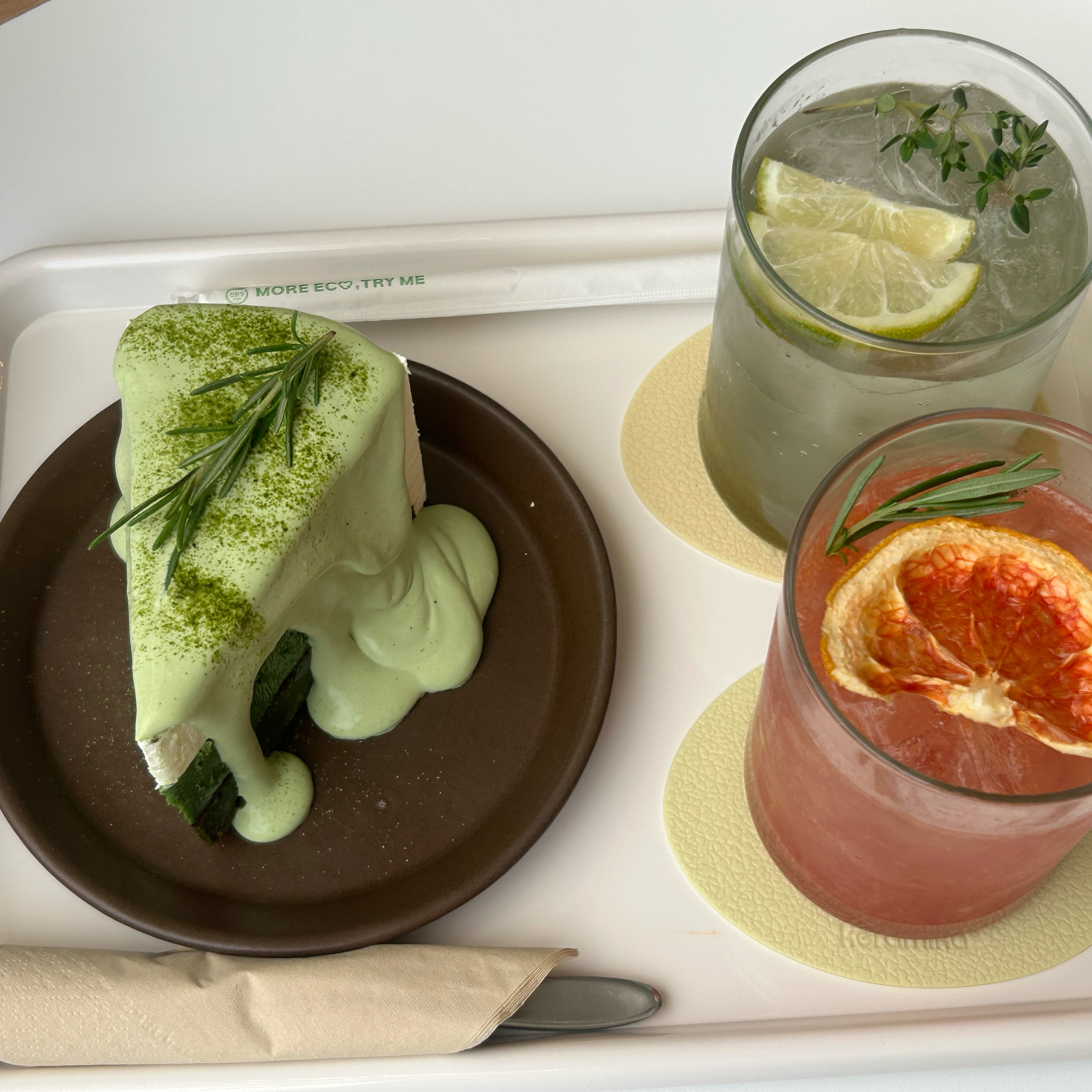 말차 가토 쇼콜라가 정말 맛있습니다. 음료도 정말 맛있어요. 말차 좋아하시는 분들께 추천합