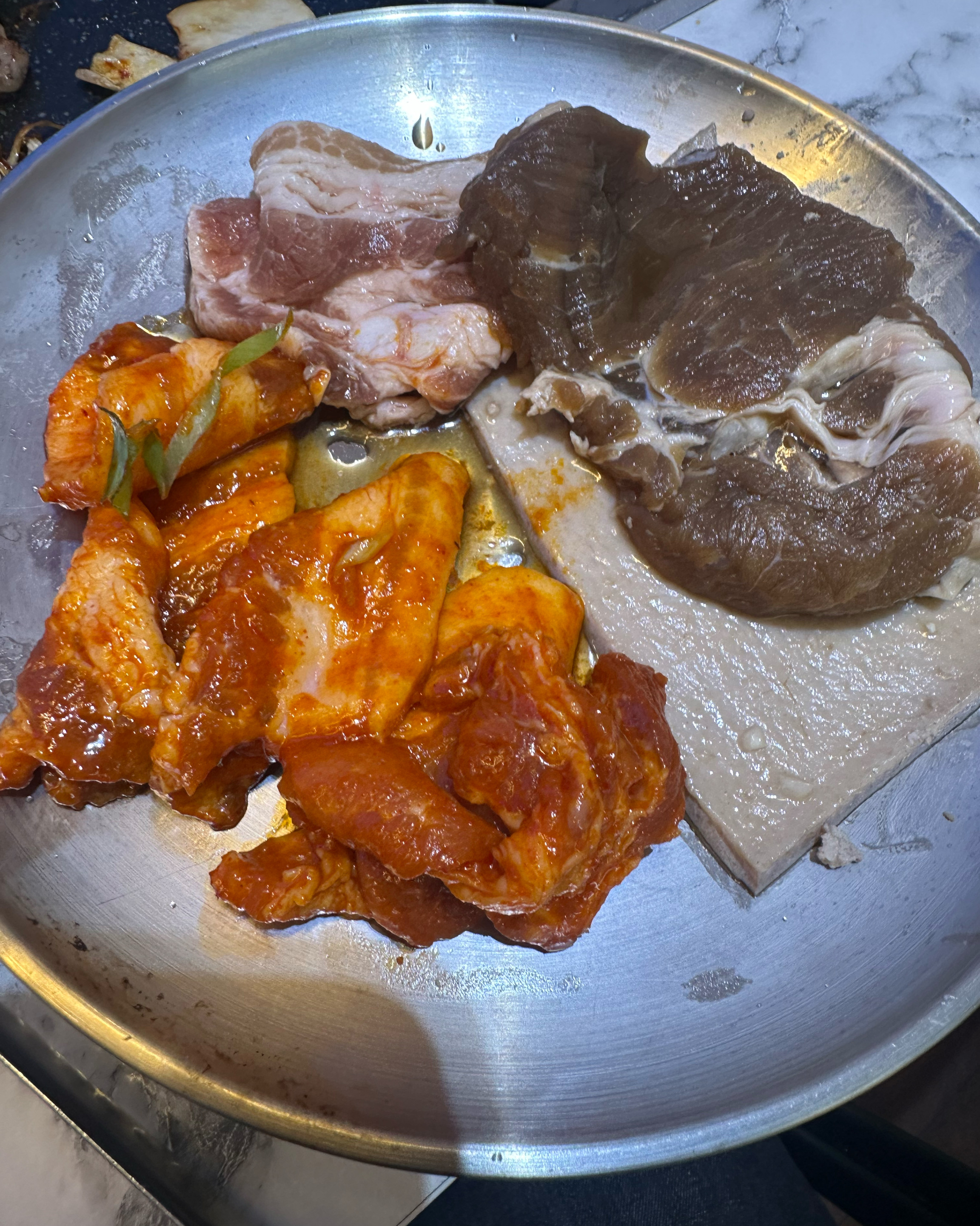 고기 종류도 많고 사장님도 친절하시고 떡볶이가 샤브로 바뀐건 살짝 아쉽긴 하지만 샤브도 맛