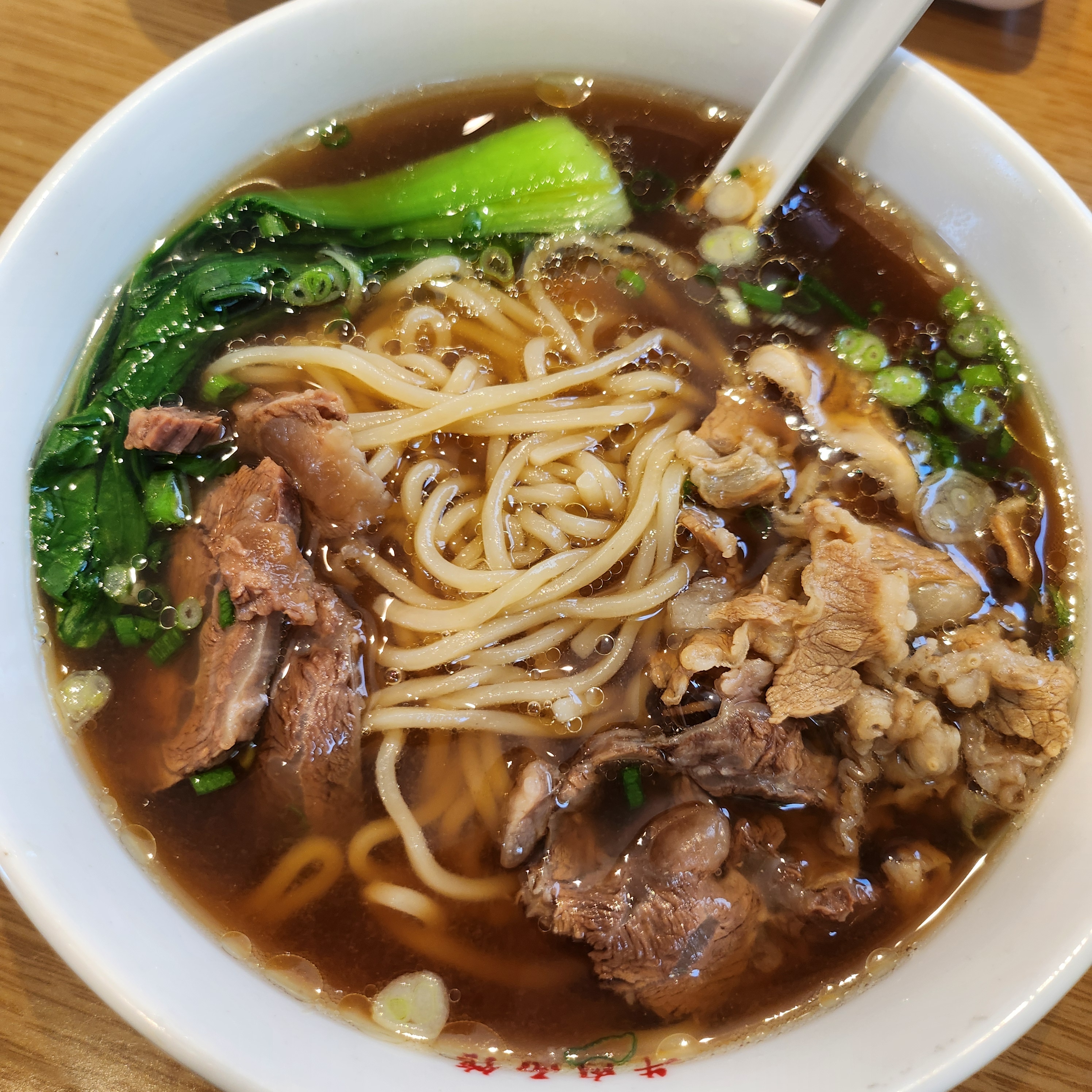 국물맛이 진짜진짜 깊어요..!! 고기도 부드럽고 면발도 탱탱한게 정말 맛있었습니당 - 종로 맛집 진중 우육면관 본점