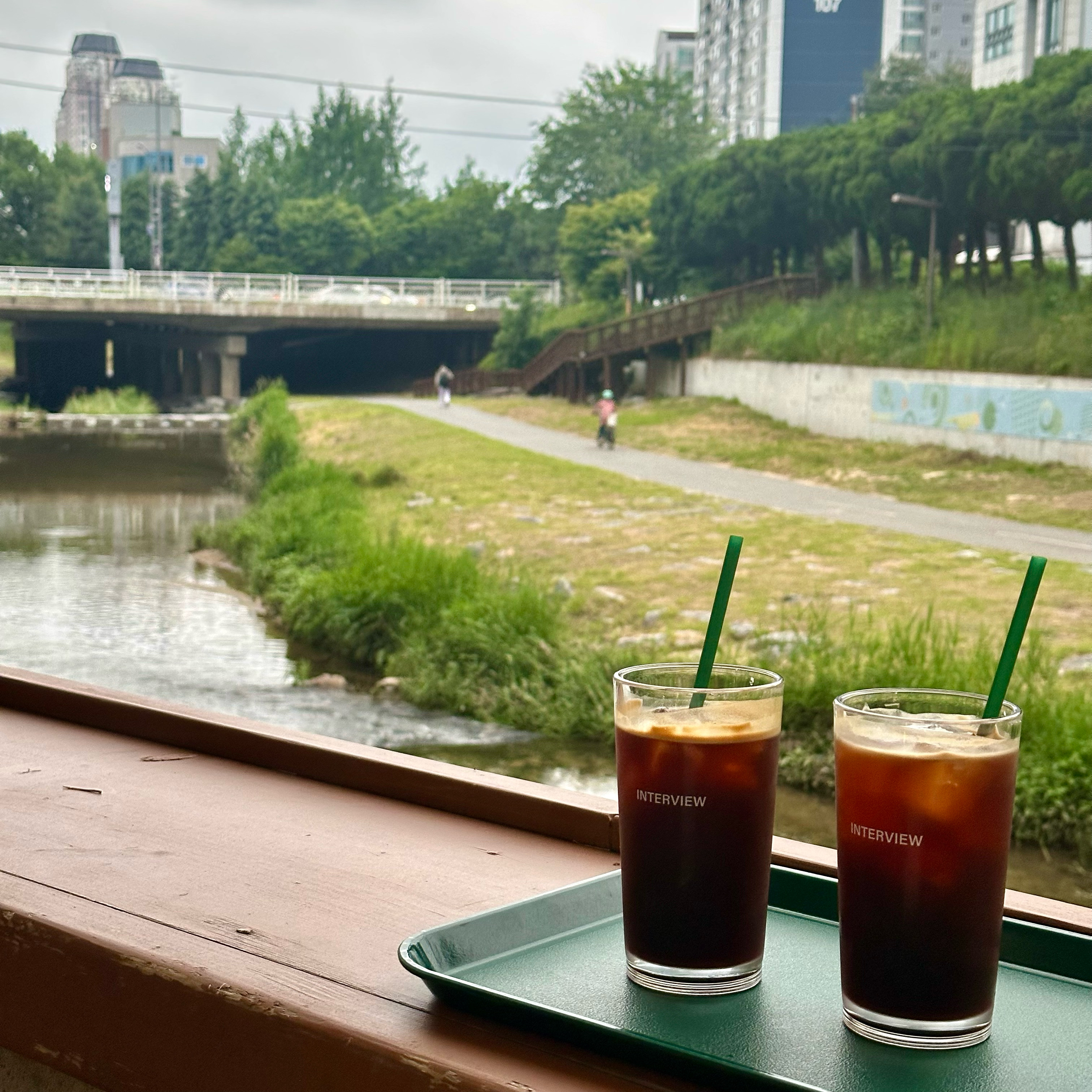 걷다가 들릴만한 커피숍이에요 ㅎㅎㅎ - 대전 맛집 커피인터뷰