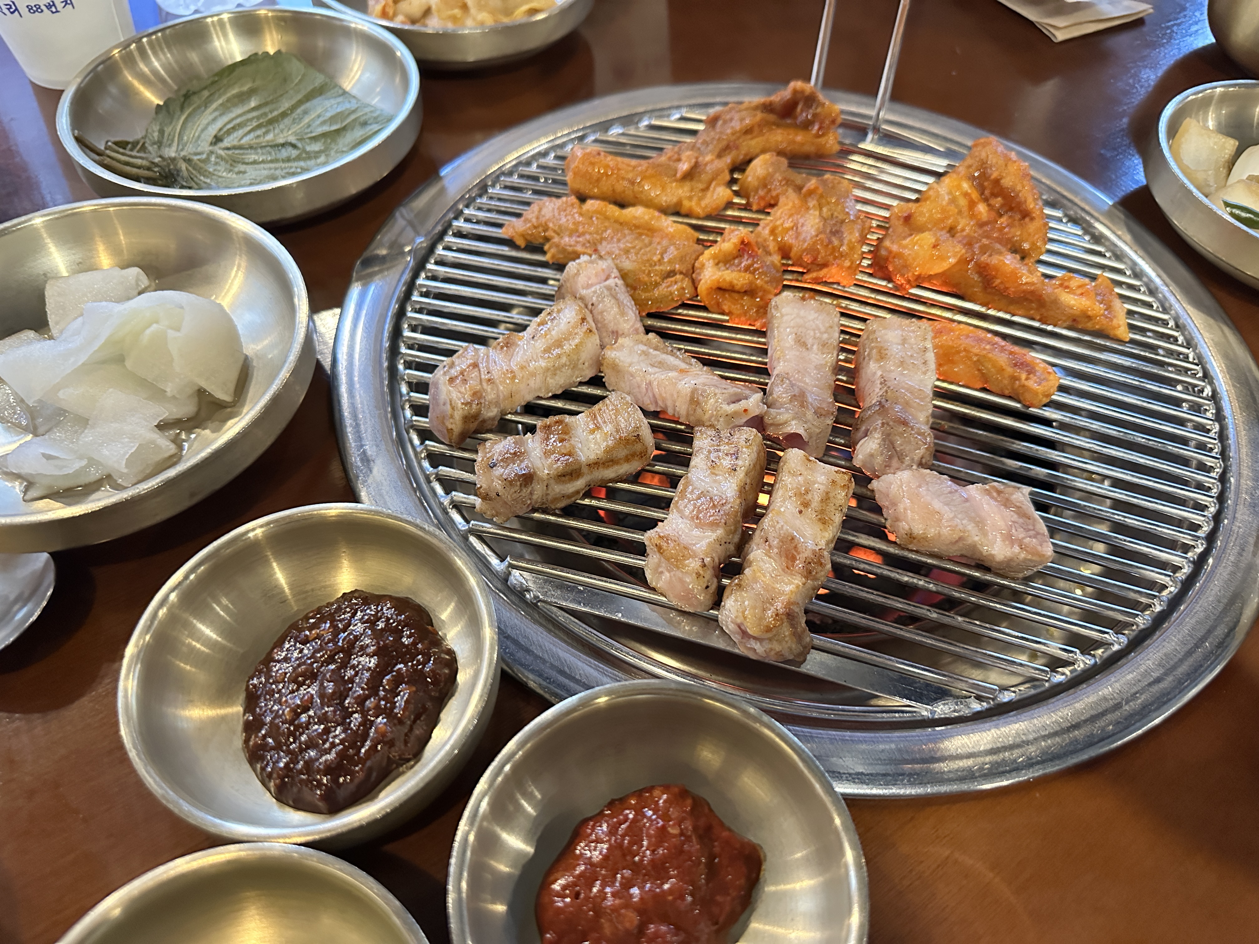 고기가 맛있고 빨리 나와요. 또 한번 초벌해서 나와서 아이항 같이 먹기 좋아요.및반찬과 서