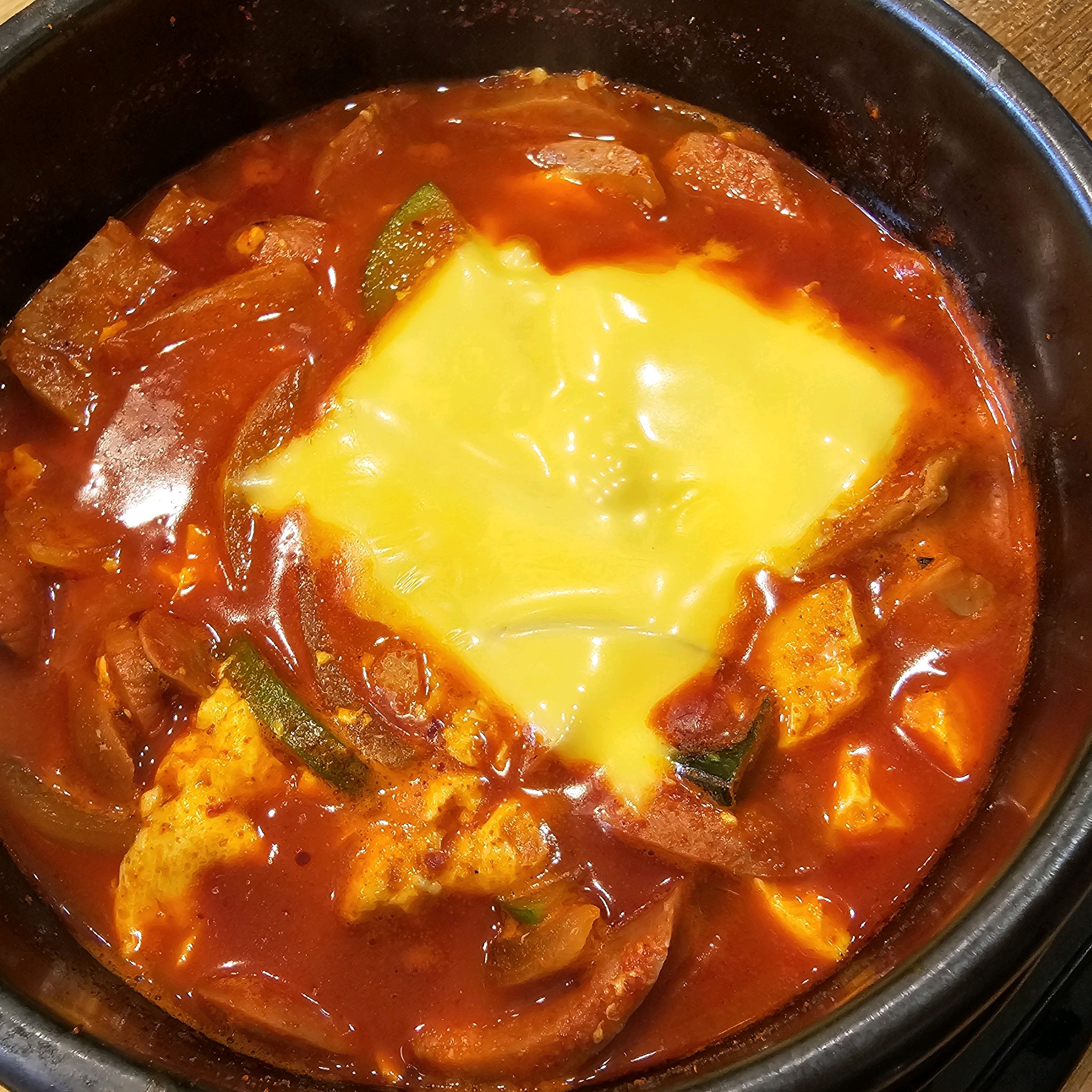 며칠전에 와서 먹어보고 맛있어서 다시왔어요.오늘은 스팸치즈순두부와 돈까스김밥에 라볶이~~그