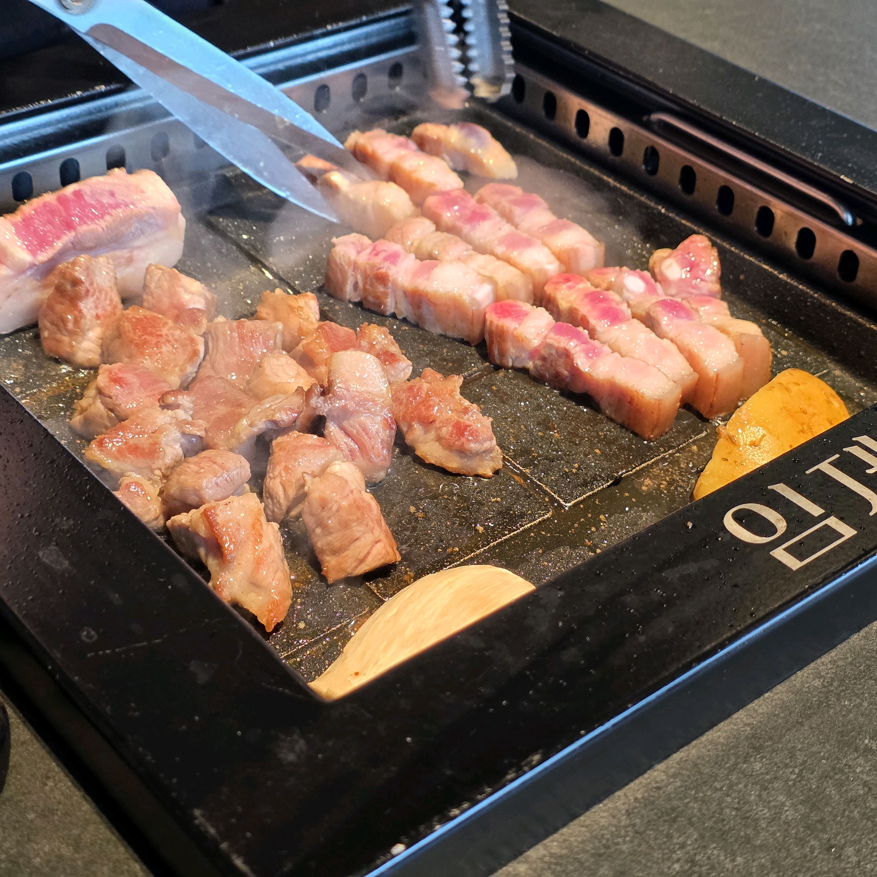 와!   제주 올때마다 다른곳 ㄴㅂ 흑돼지 갔었는데 시끄럽고 고기는 손바닥 반만하고 점점 