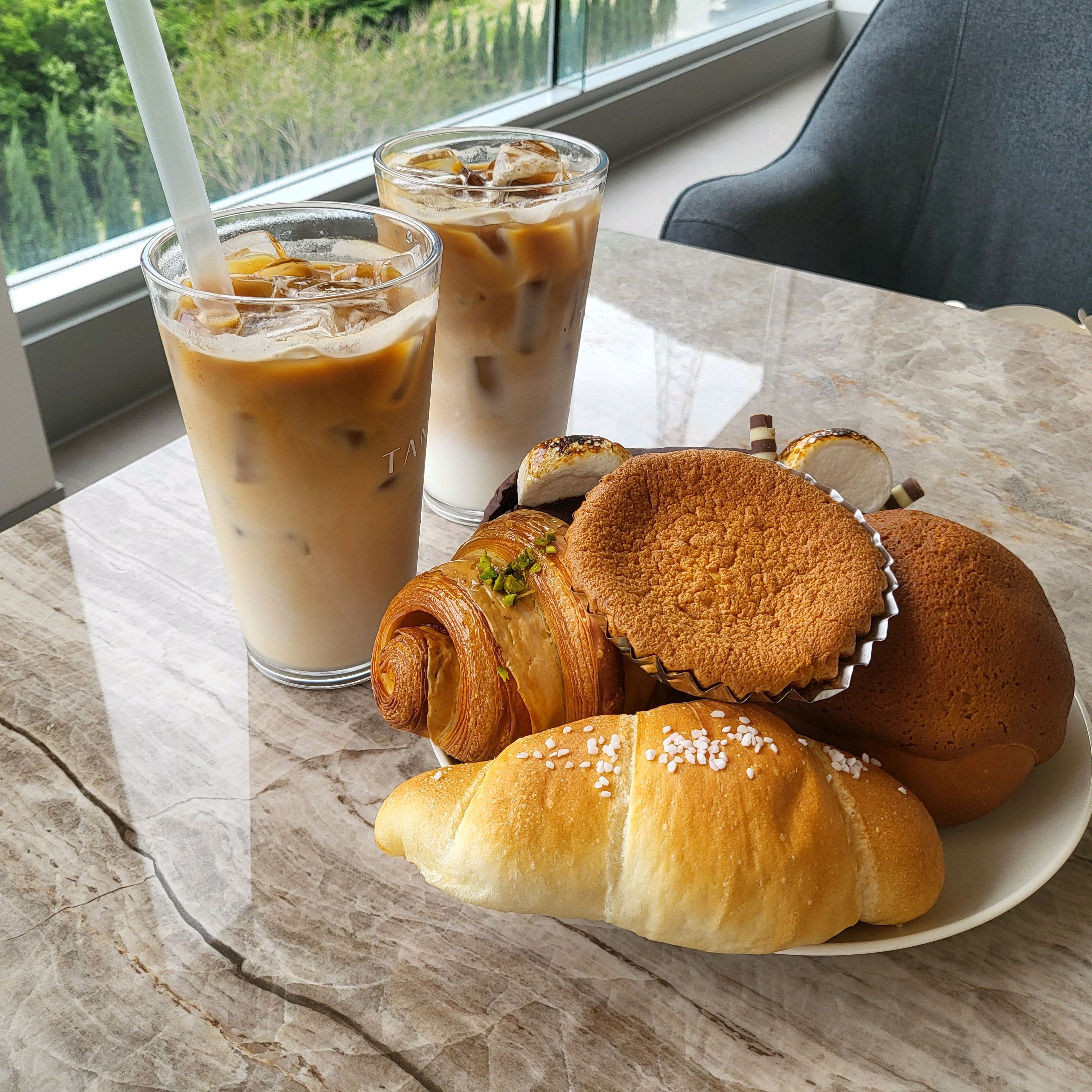 베이커리 커피숍답게 빵 종류도 다양하고 빵 가격도 착한편인데다 맛도 있어 같이 간 지인과