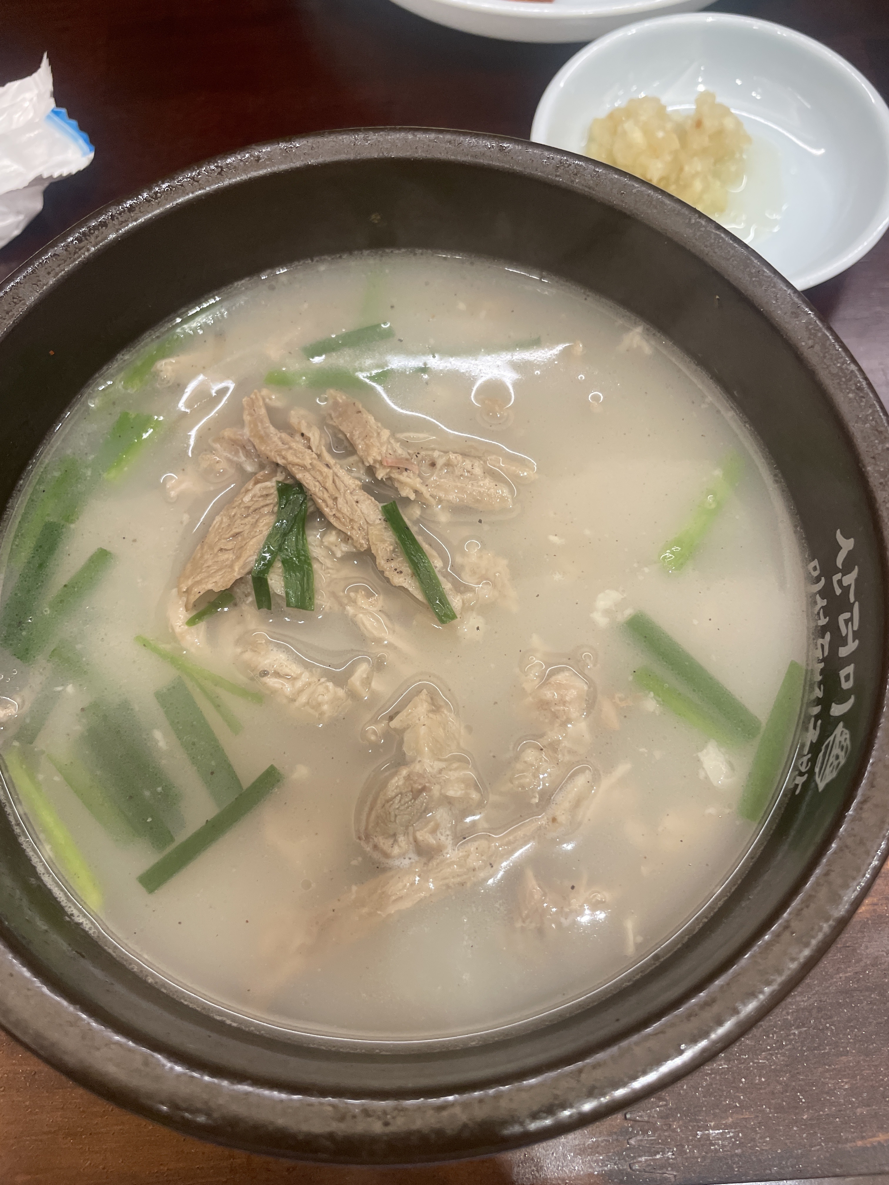 돼지국밥이 맛잇어요 소주한잔 하기 좋아요 - 대구 맛집 산더미 미성돼지국밥 경대점