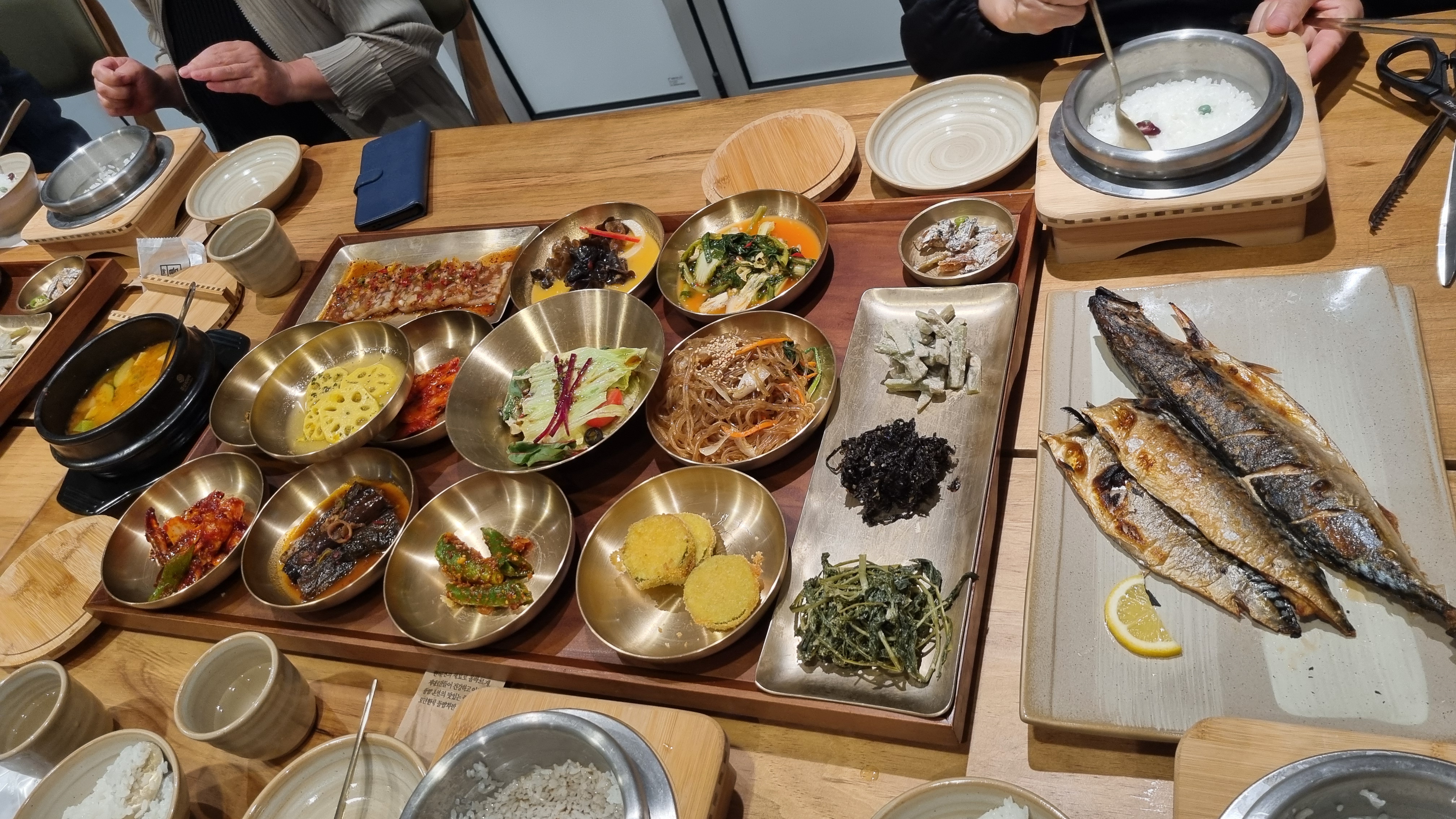 지인의 소개로 방문하였는데 매장도 넓고 친절에 음식도 기대이상이예요 반찬 너무 맛있어요 또