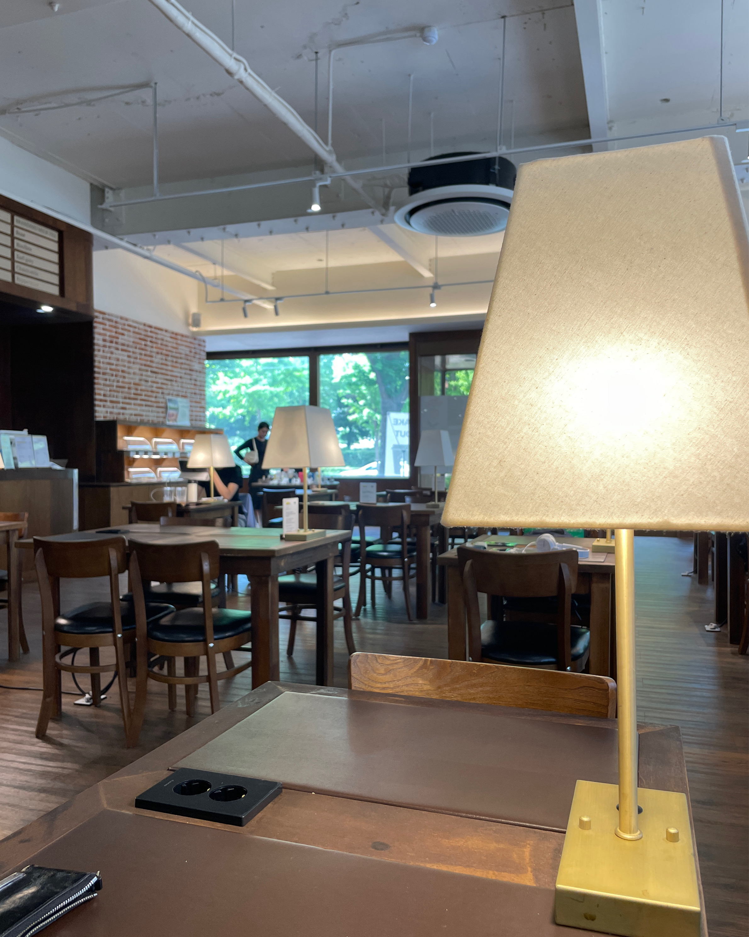 올해에 와본 카페중에 1등입니다 음악도 마음에 들고 눈부신거 안좋아하는데 빛도 적절하고 집