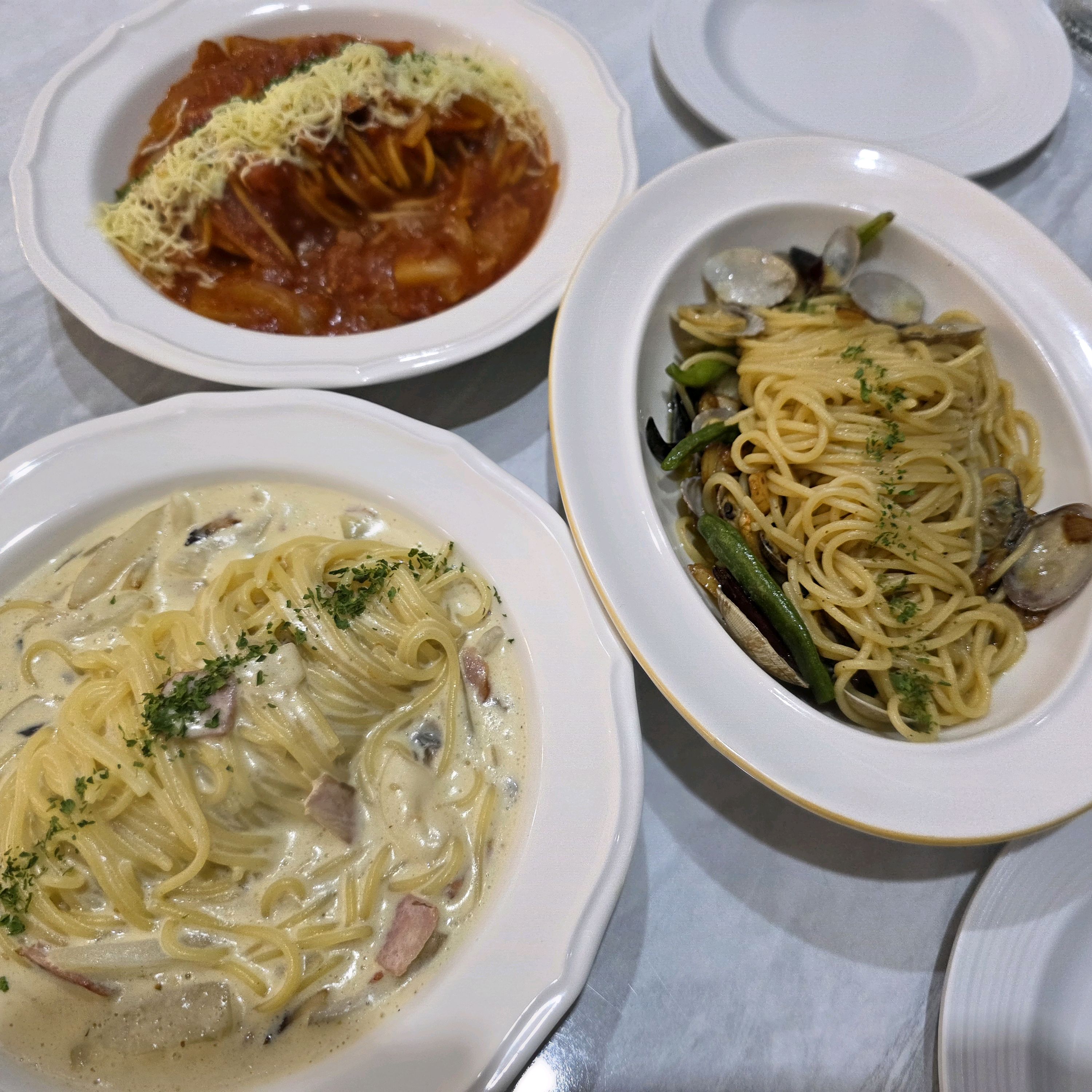 궁금해서 한 번 가봤는데, 스파게티가 너무 맛있어요! 특히 베이컨 토마토 파스타와 까르보나