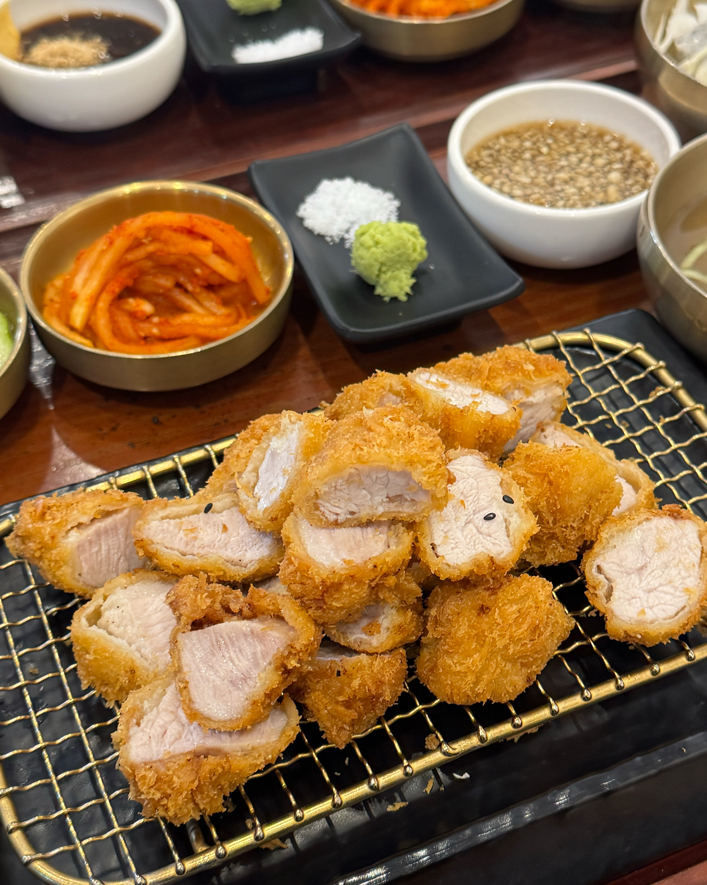 이름처럼 진짜 숯불향 가득! 삼겹카츠인데 별로 느끼하지 않고 식감이 좋았어요 맥주랑 찰떡입