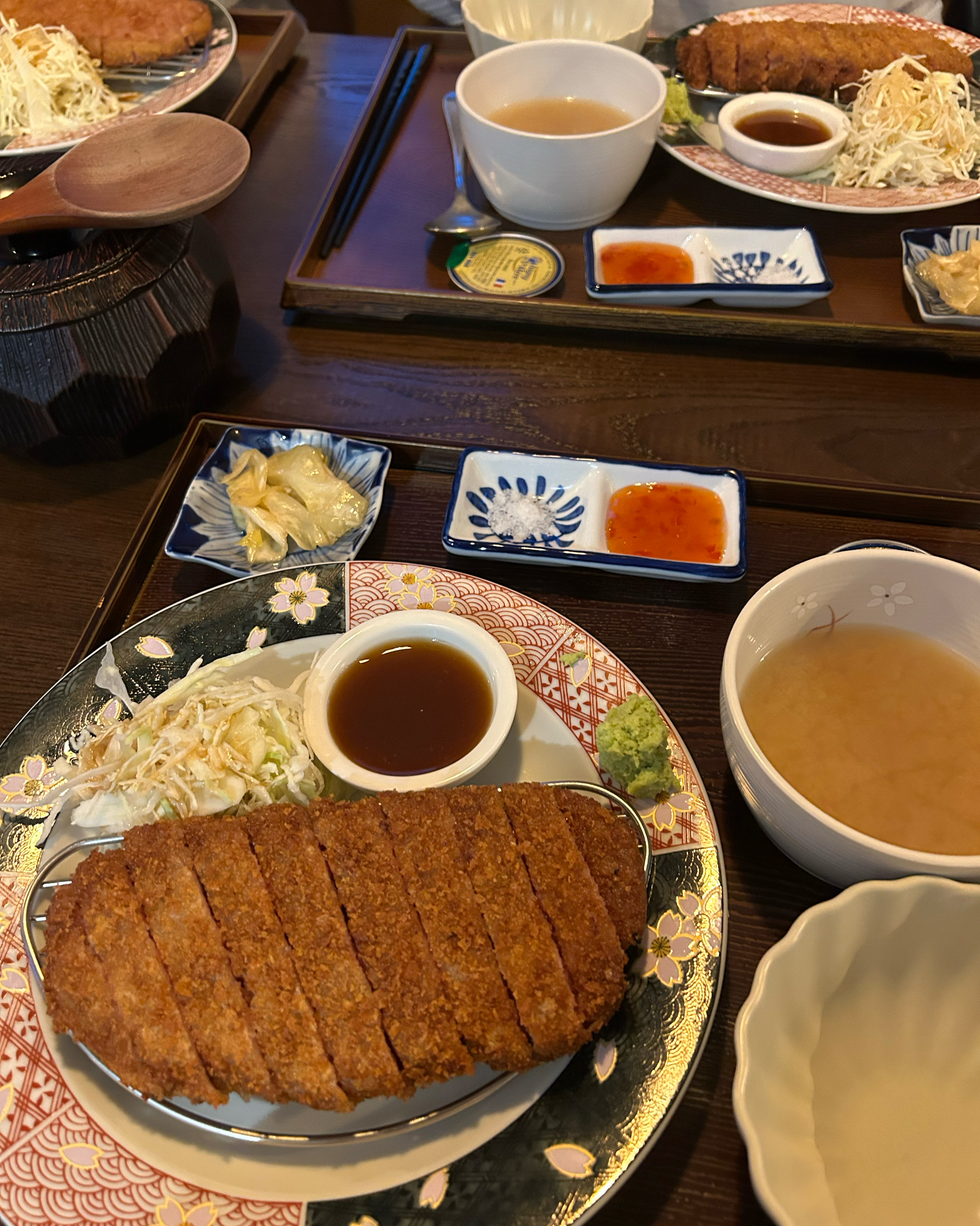 규카츠 땡겨서 왔는데 너무 맛있었어요!! 평일인데도 저녁이라 그런지 10-20분 정도 웨이
