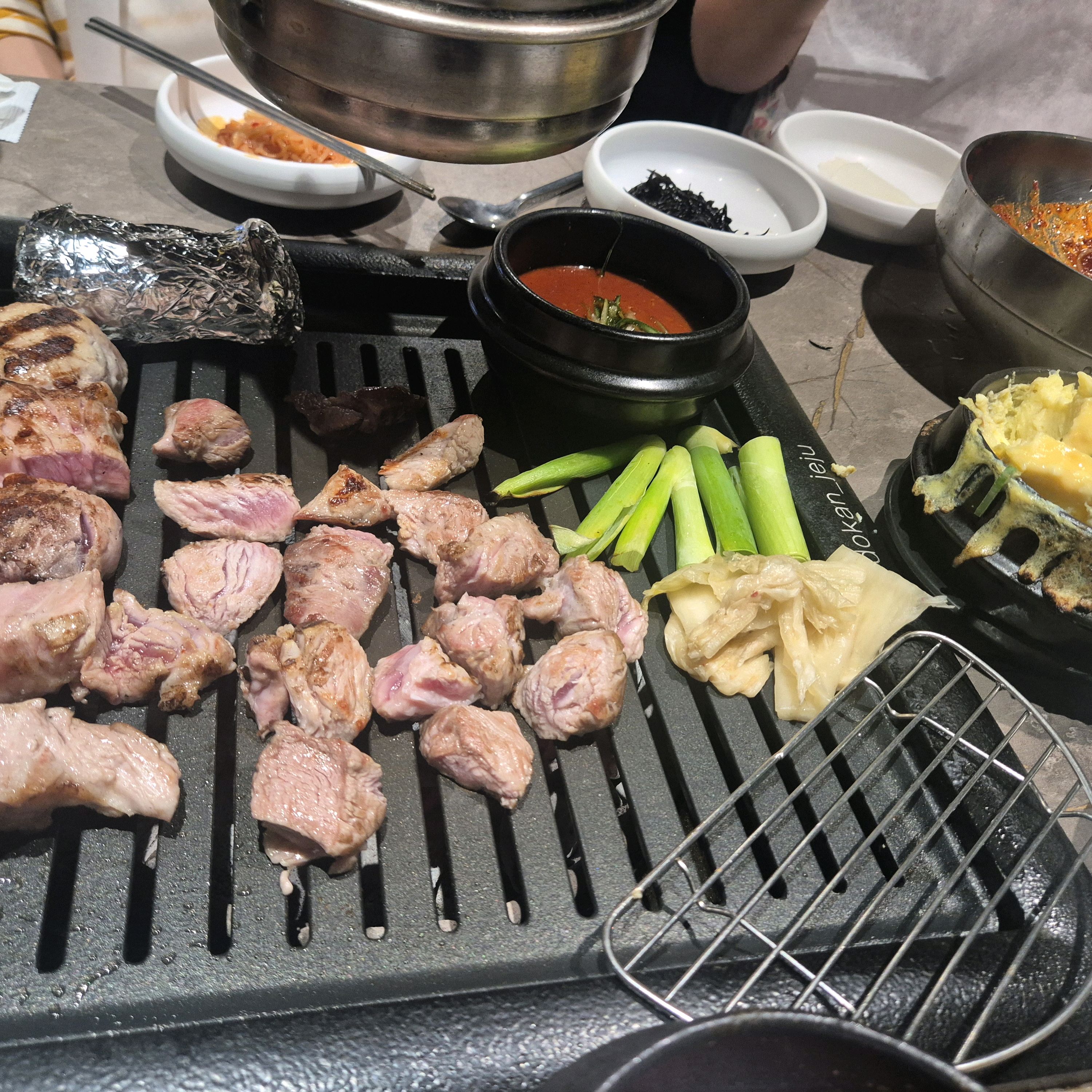 구워주시는 고기 맛나고 먹는방법도알려주시고 - 제주 맛집 돈도칸 연동흑돼지