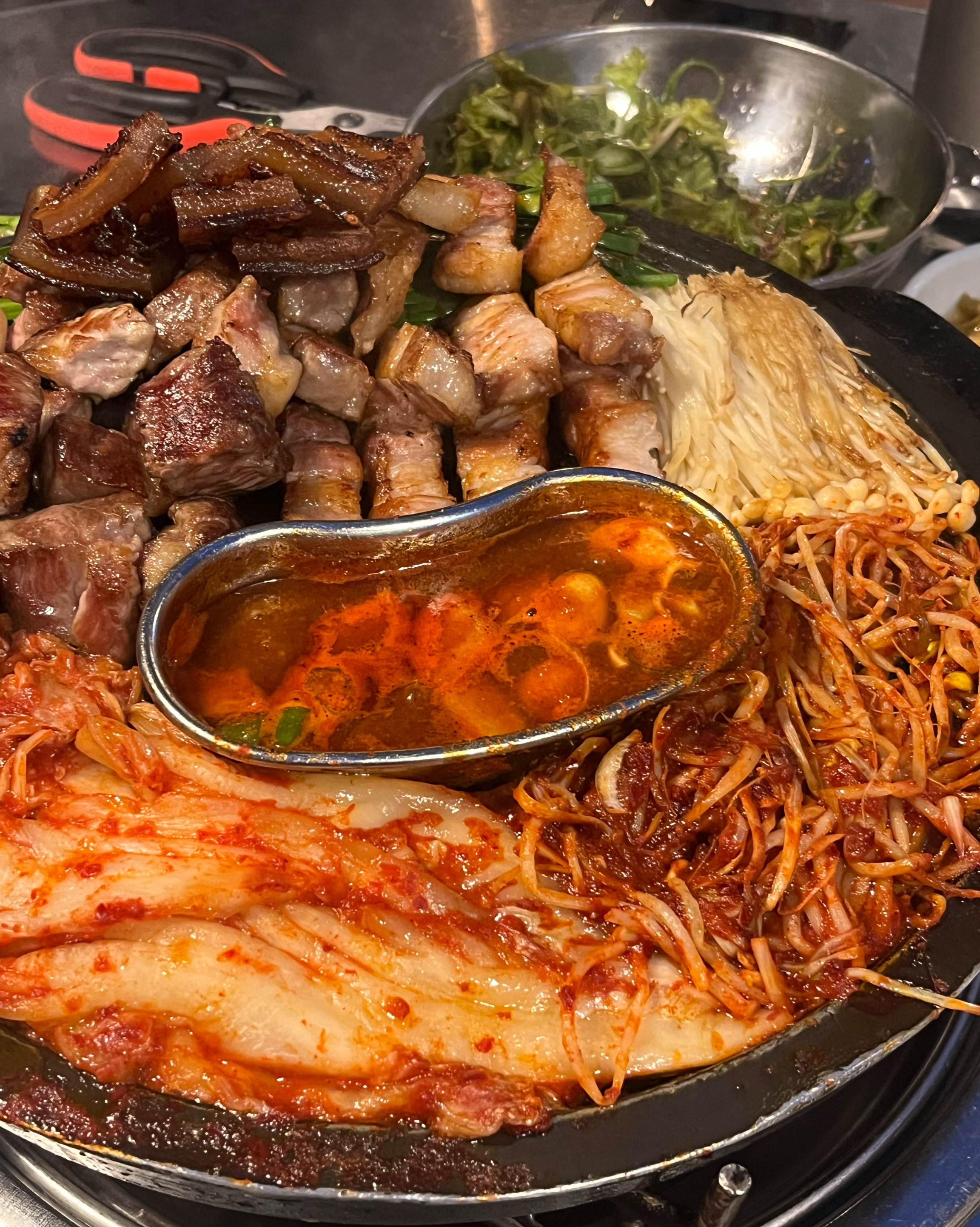 모듬으로 먹었는데 고기 너무 부드럽고 맛있구 김치말이냉면도 양 많고 맛있어요 !! - 대구 맛집 미진삼겹살