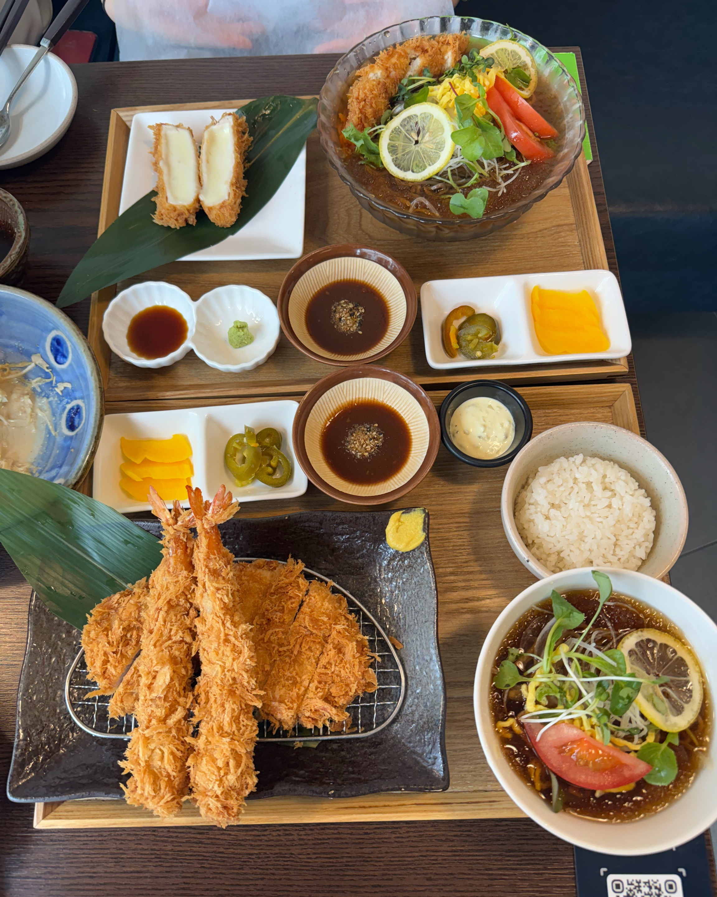 음식도 너무 맛있고 직원 분께서 왕~~ 친절하게 어떻게 먹으면 맛있는지 알려주셔서 너무 좋